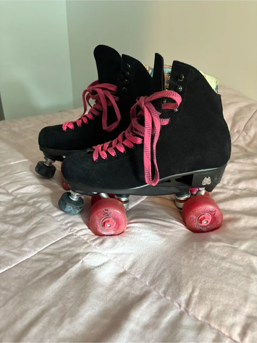 Black Roller Skates with Pink Laces image indicator(6)