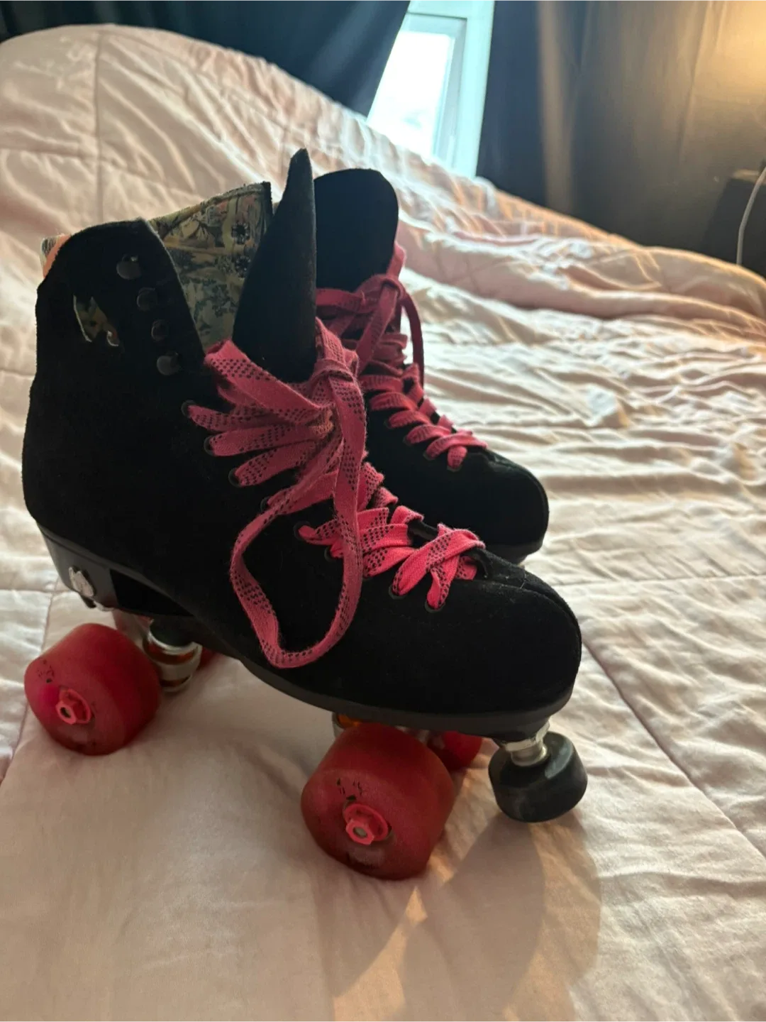 Black Roller Skates with Pink Laces image indicator(4)