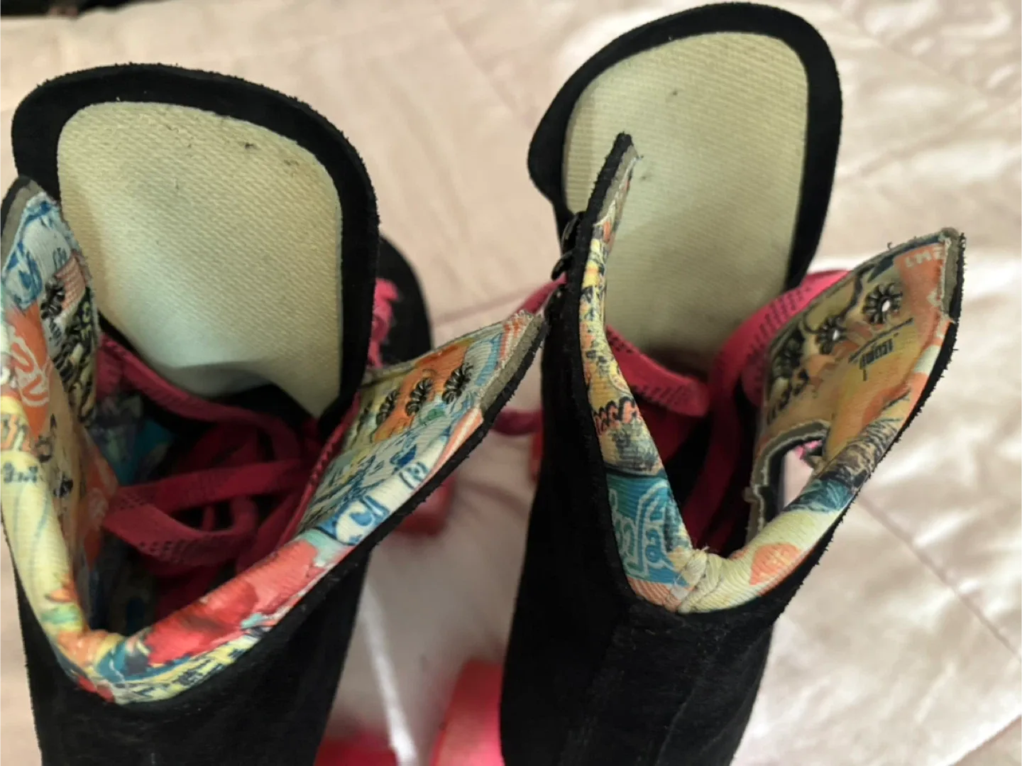 Black Roller Skates with Pink Laces image indicator(2)