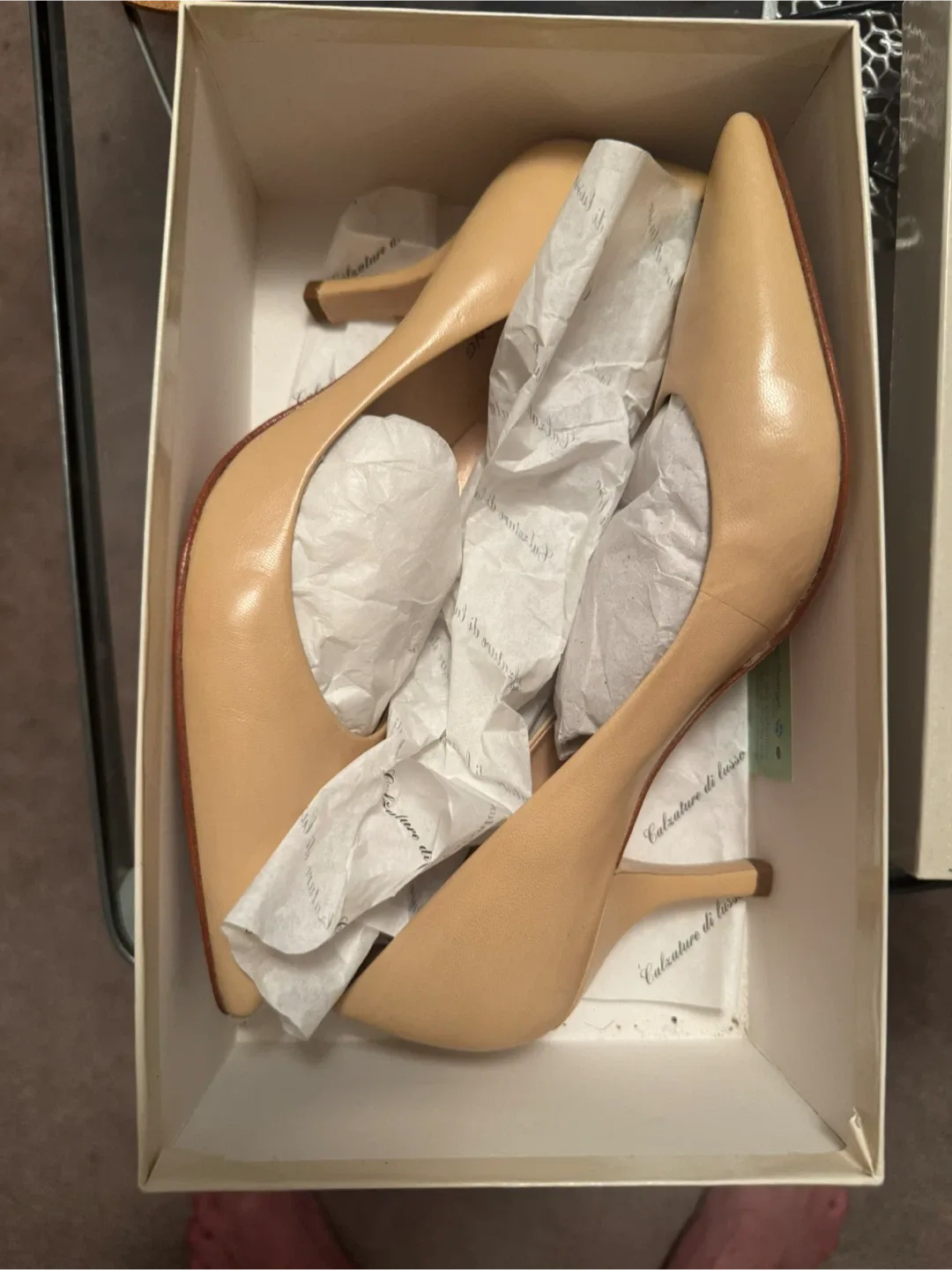 Arturo Chiang Leather Women’s Beige Heels size 8.5M. image indicator(3)