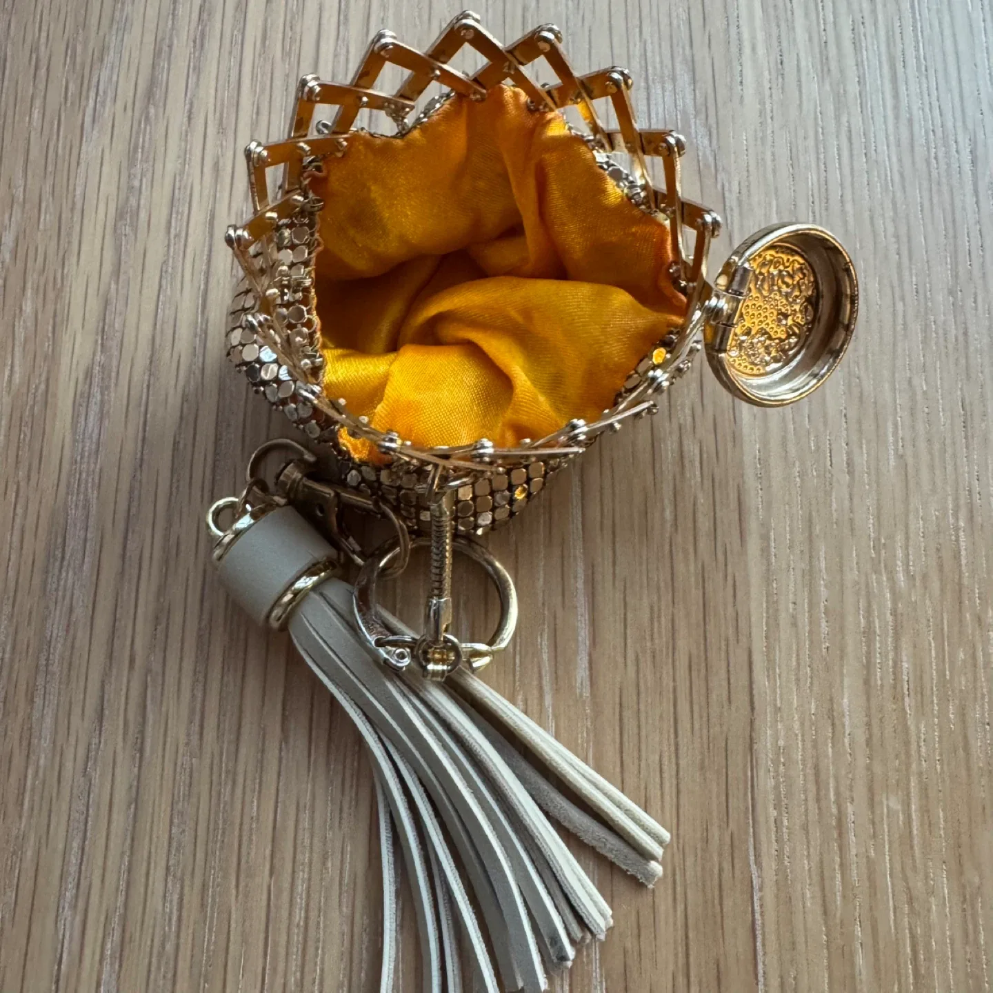 Vintage Whiting & Davis Gold Mesh Coin Purse Keychain image indicator(2)