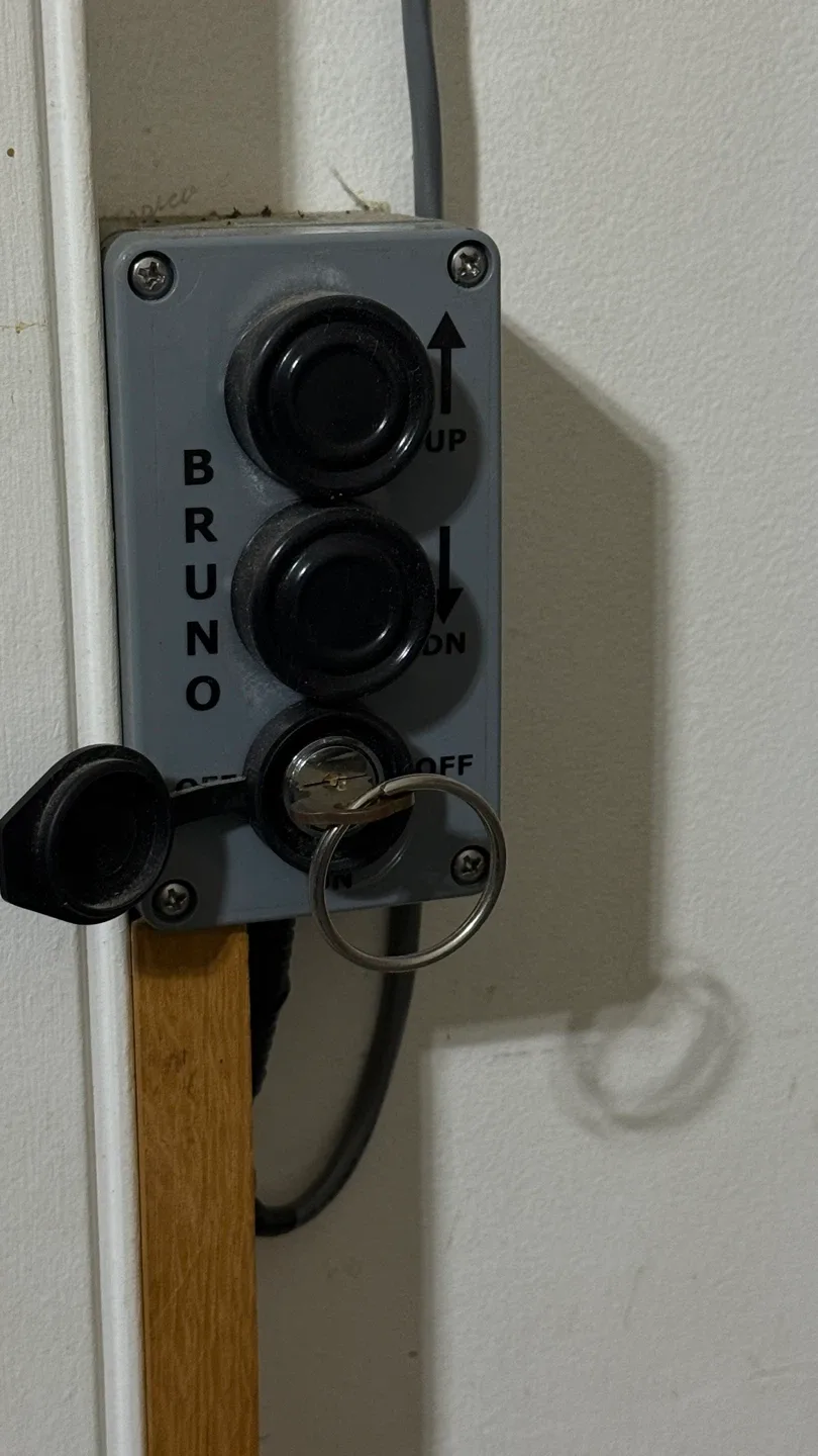 Bruno VPL-3100 Series Vertical Platform Lift image indicator(3)