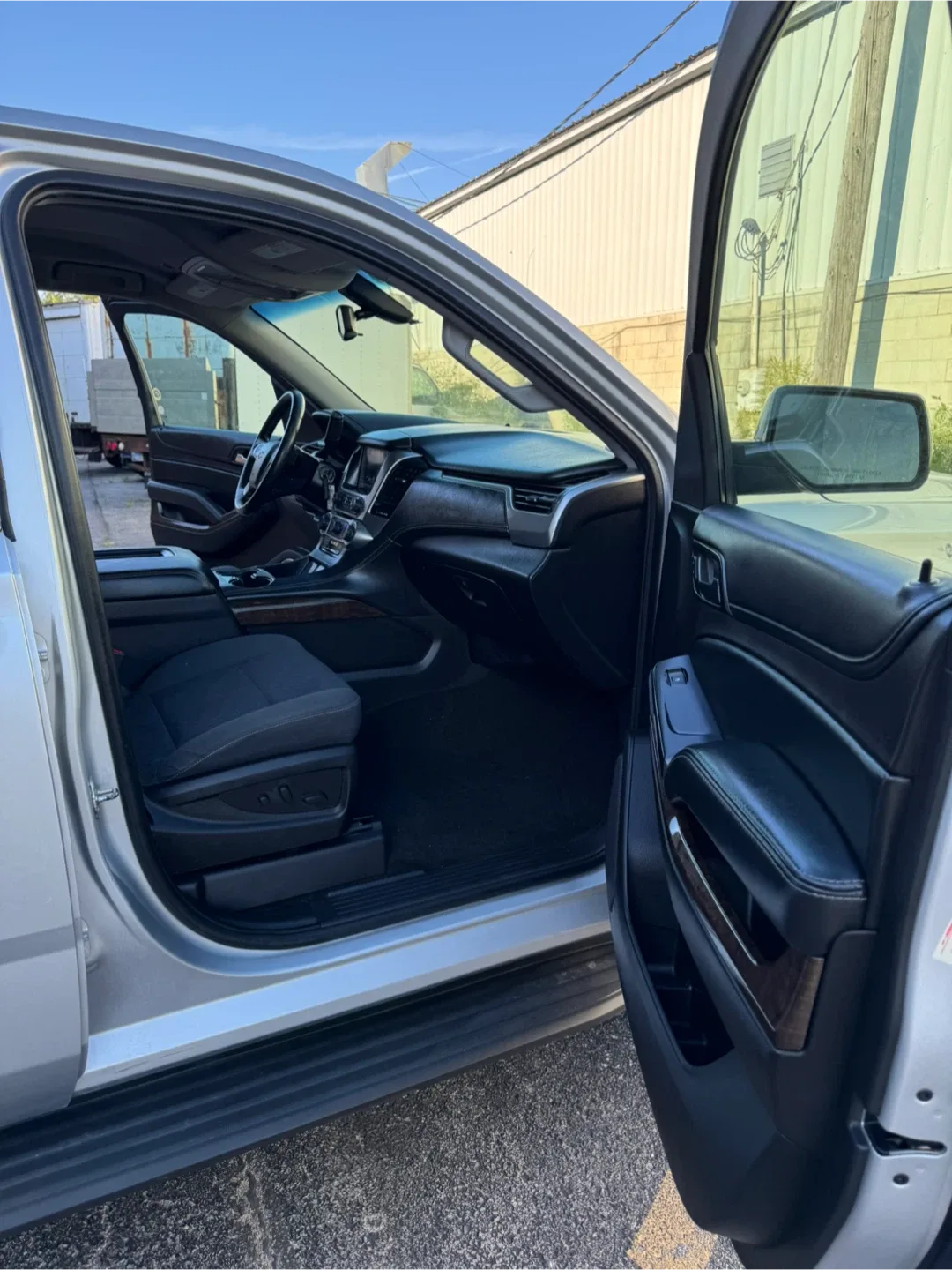 2016 Chevrolet Suburban · LS Sport Utility 4D image indicator(8)