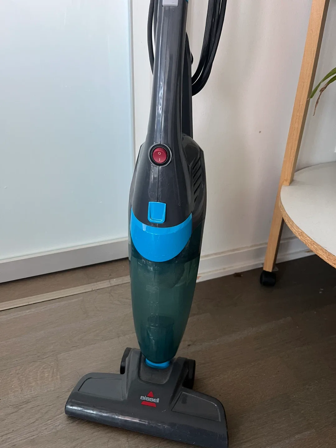 Bissell FeatherWeight Stick Lightweight Bagless Vacuum image indicator(2)