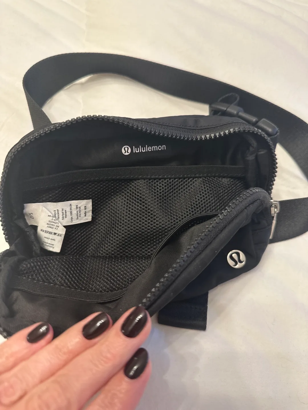 Lululemon Everywhere Belt Bag - Black image indicator(2)