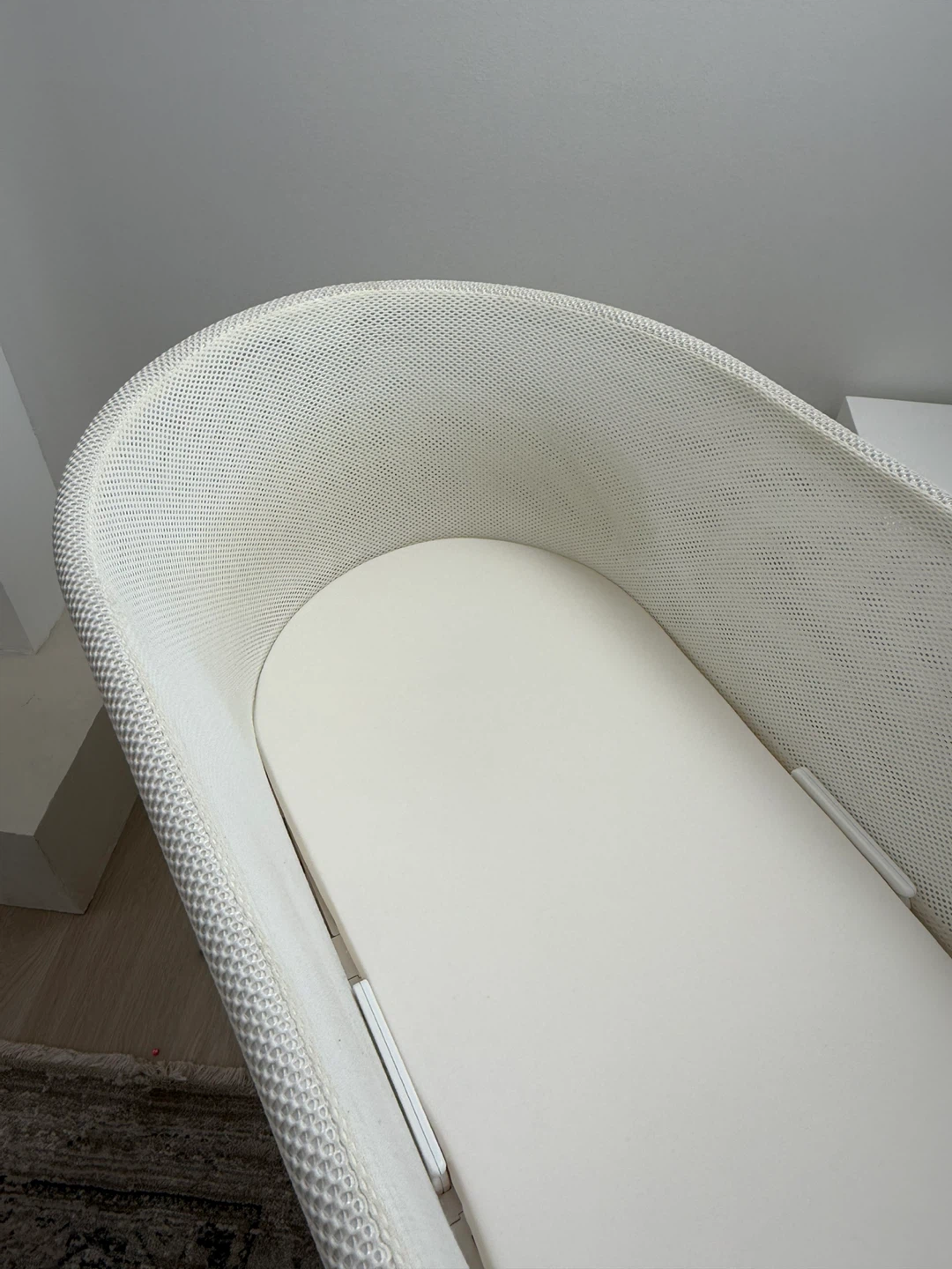 Like New Snoo Bassinet - photo 3