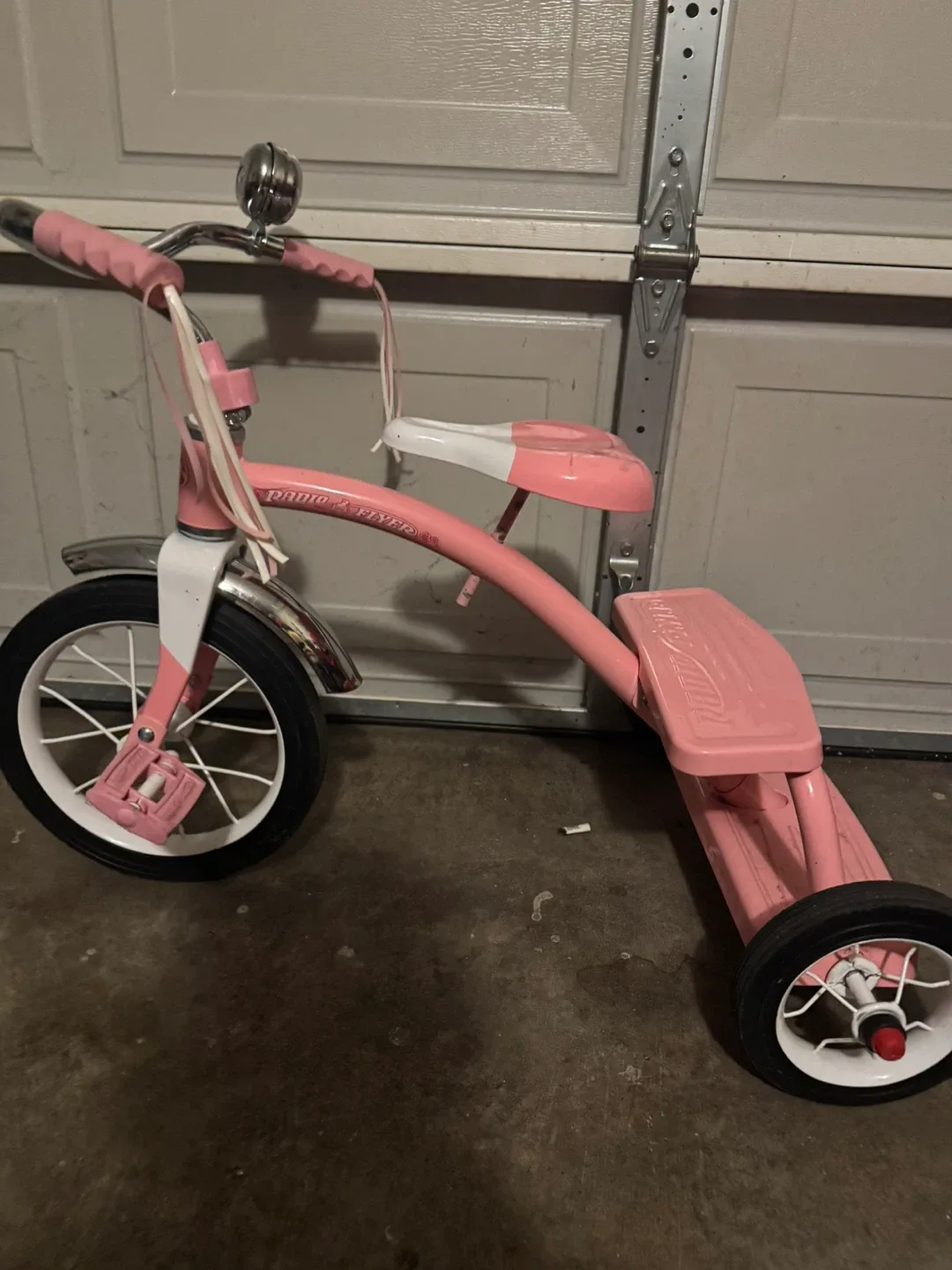 Radio Flyer Pink Tricycle image indicator(2)
