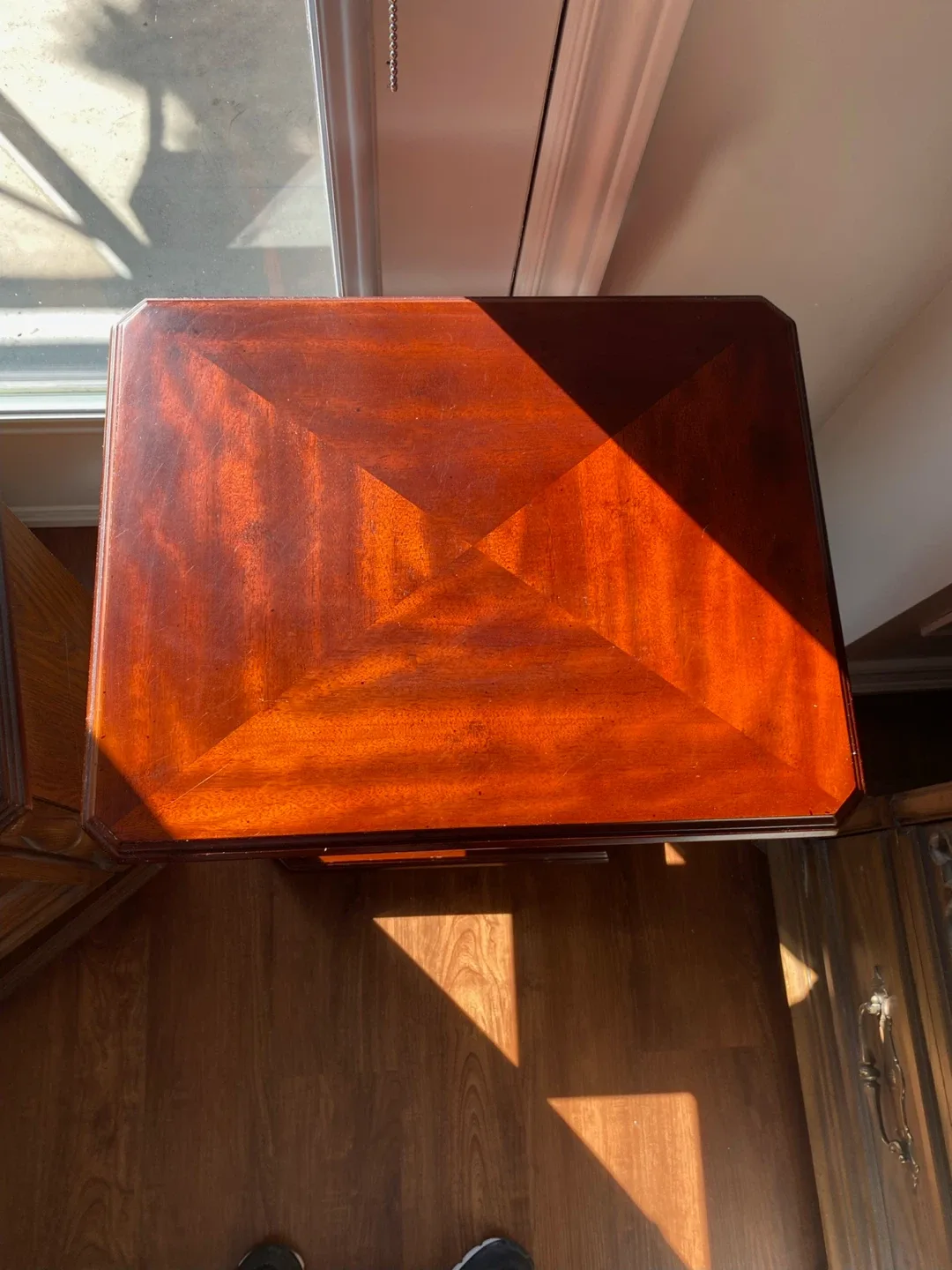 Table with shelves image indicator(2)