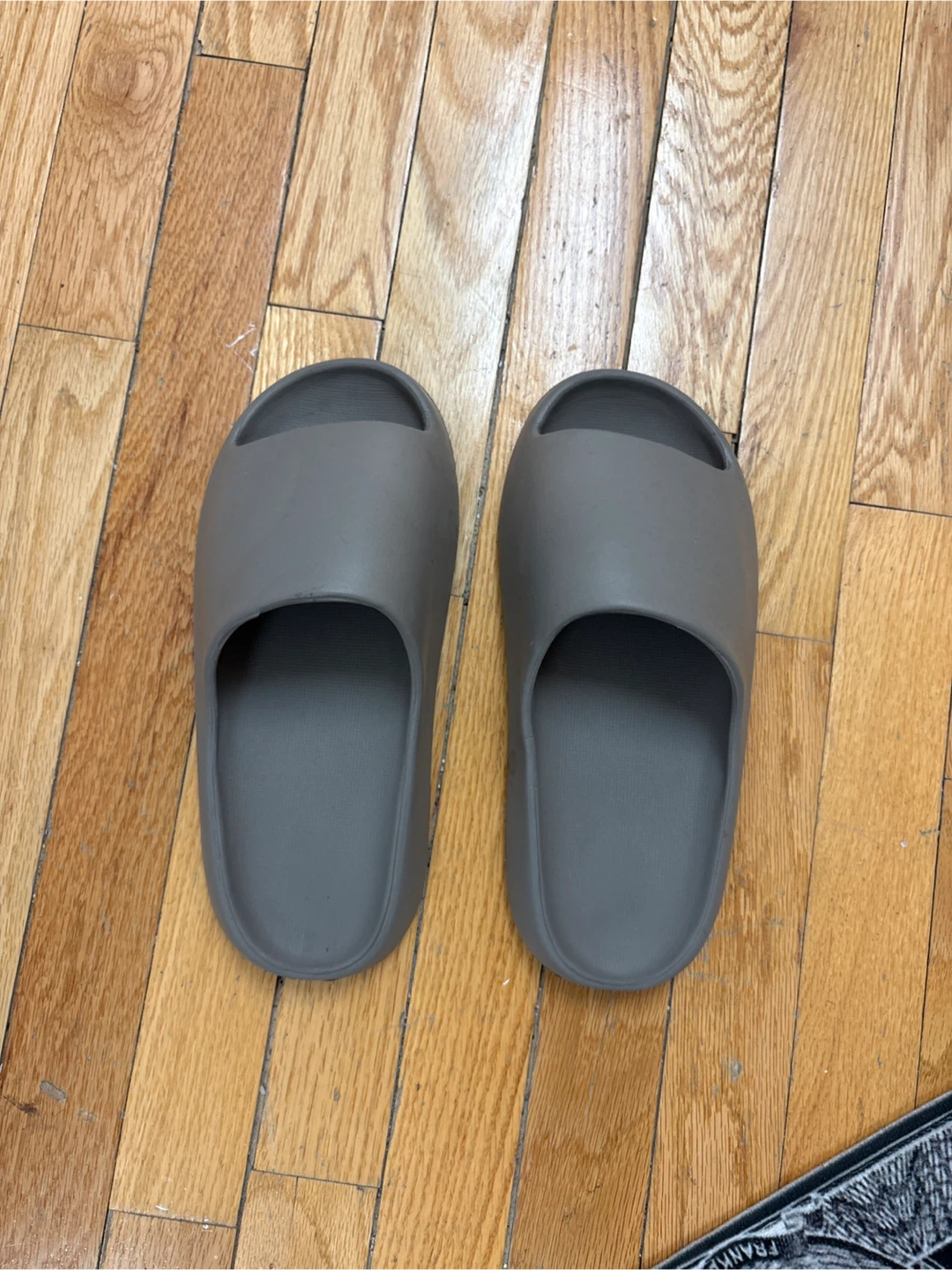 slippers no brand