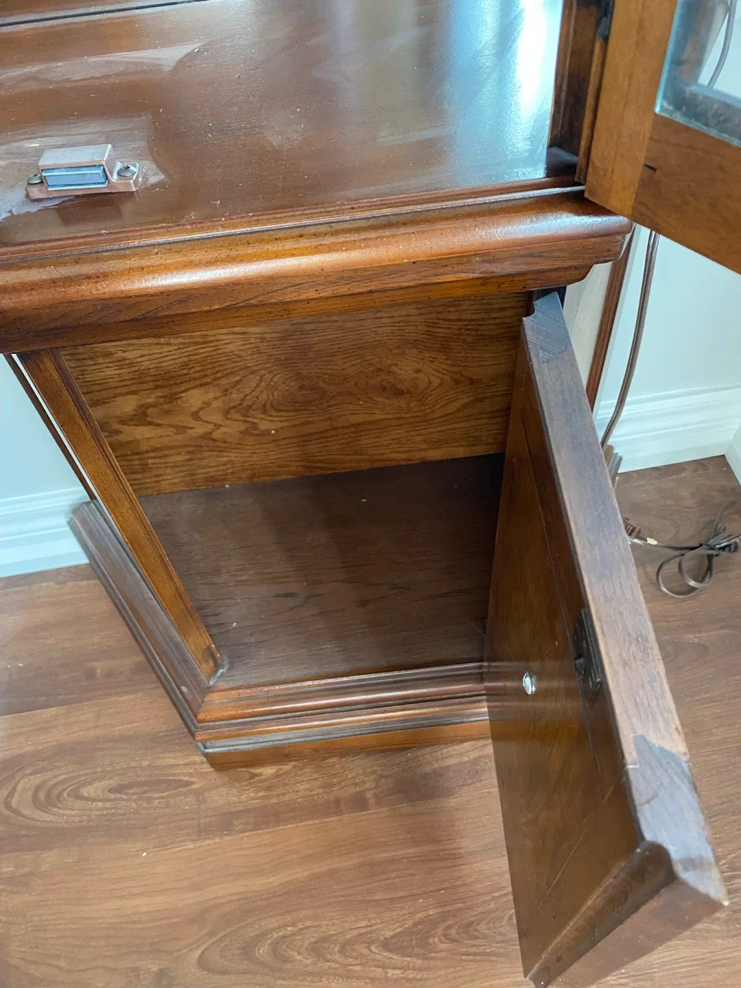 Curio cabinet image indicator(3)