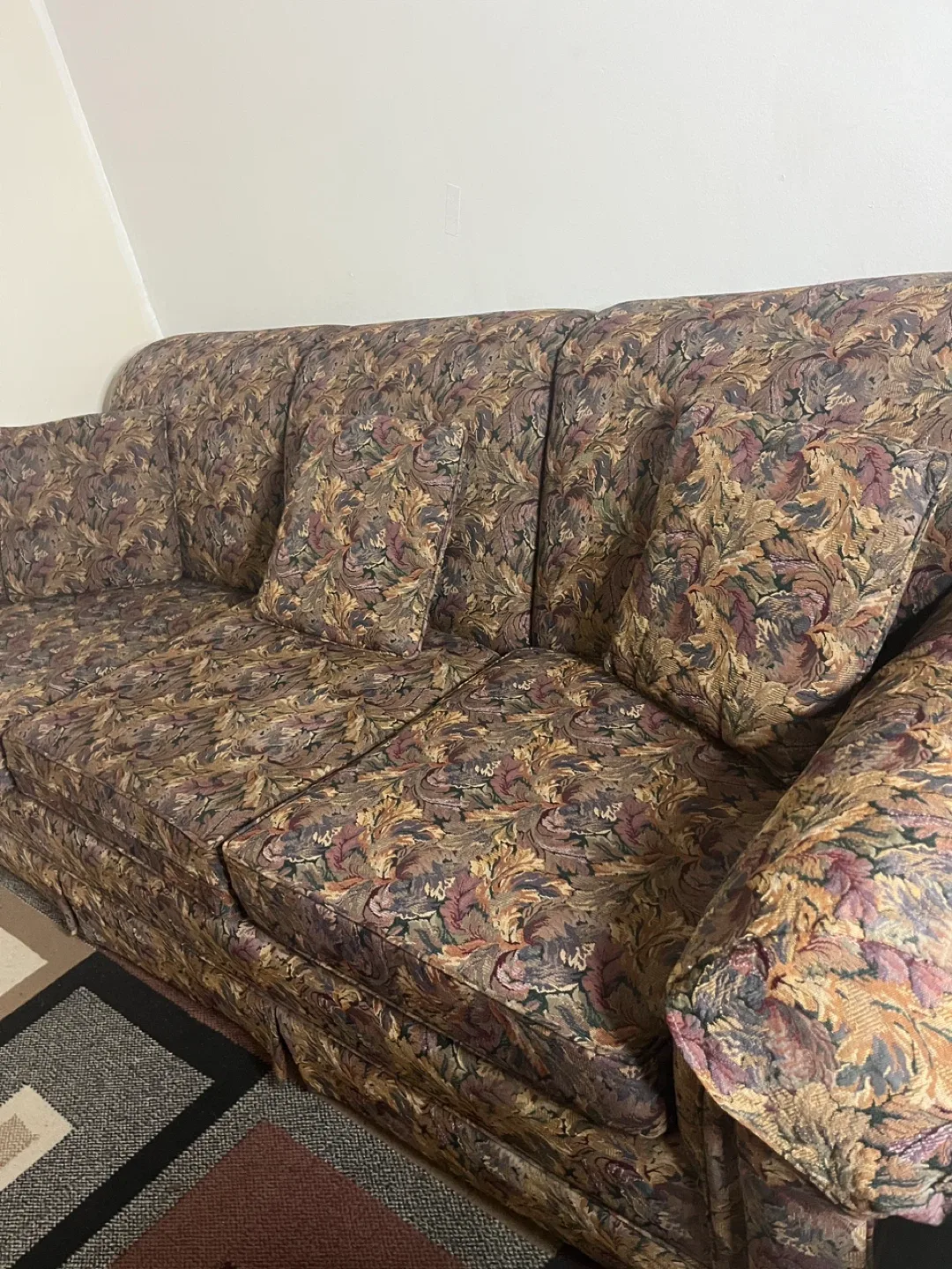 Free Floral Patterned Sofa image indicator(2)