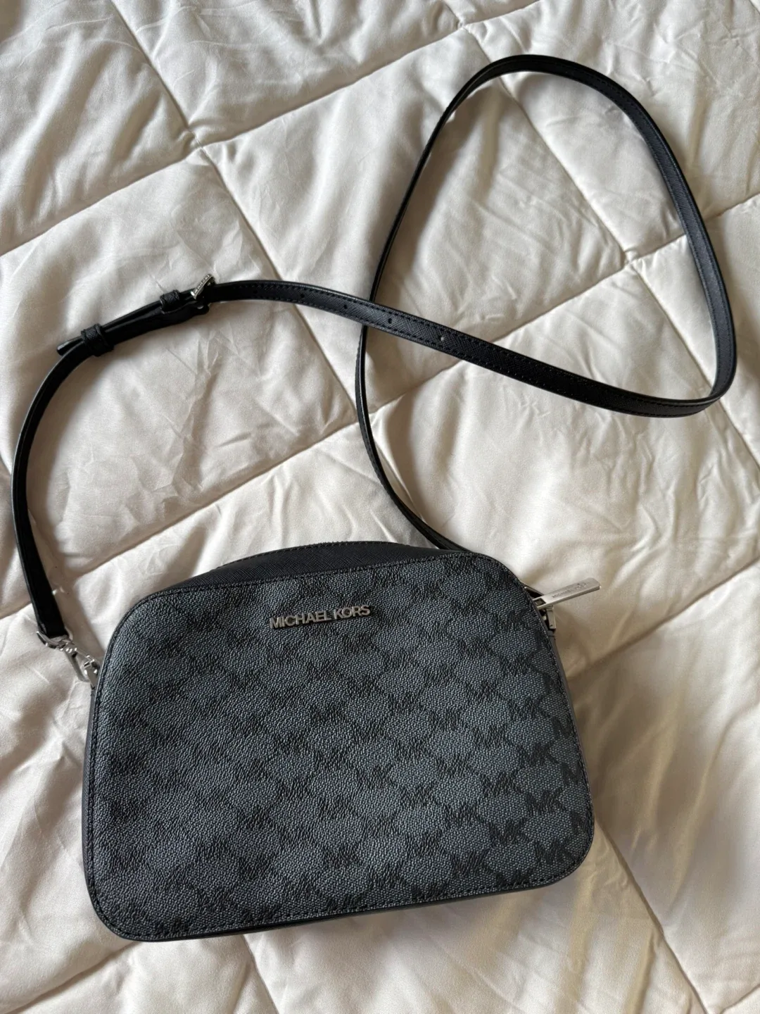 Michael Kors Crossbody Purse image indicator(2)