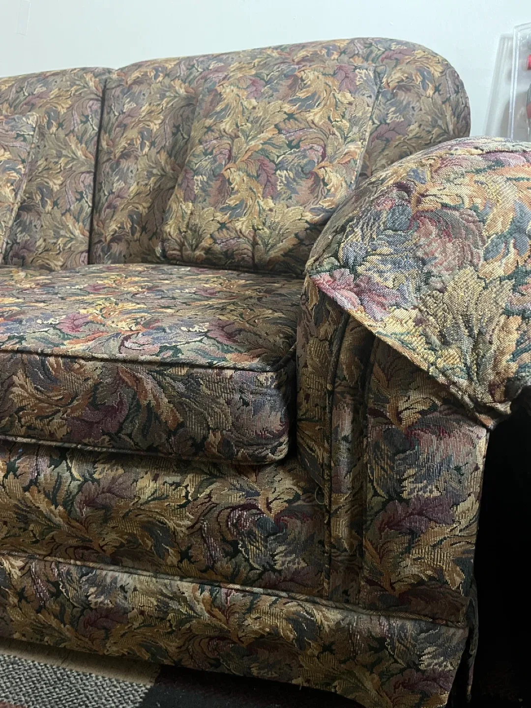 Free Floral Patterned Sofa image indicator(6)