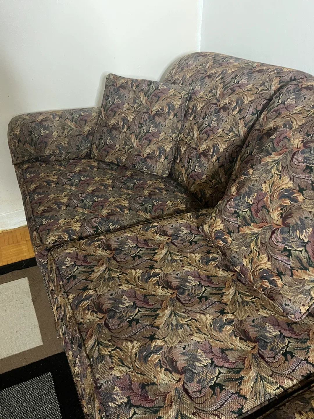 Free Floral Patterned Sofa image indicator(4)