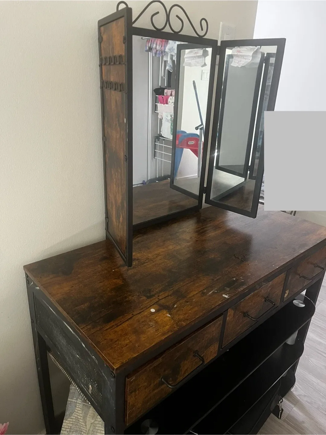 Vanity Table with Tri-Fold Mirror image indicator(6)