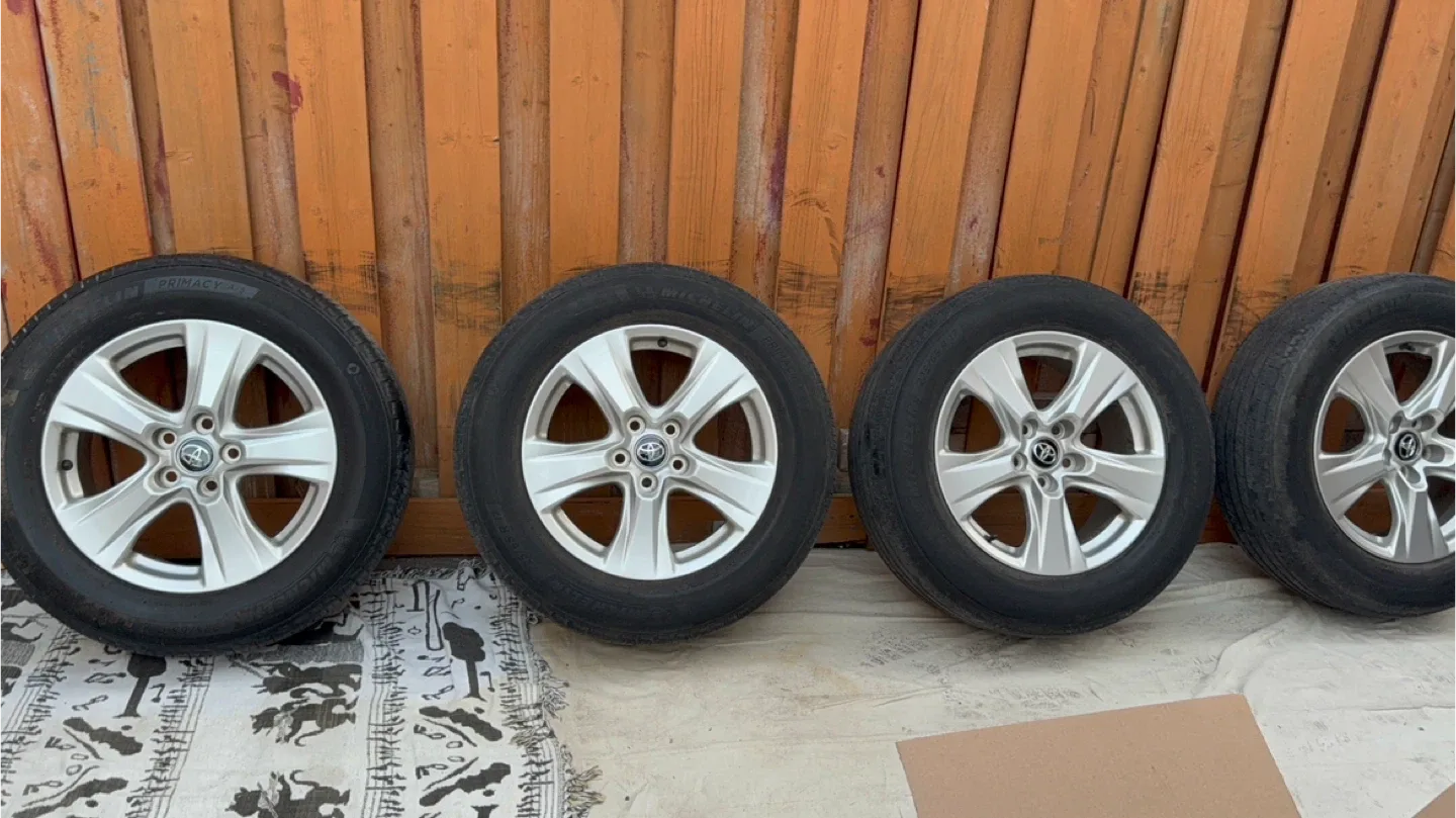 225/65R17 Toyota rav4 rims with tires image indicator(2)