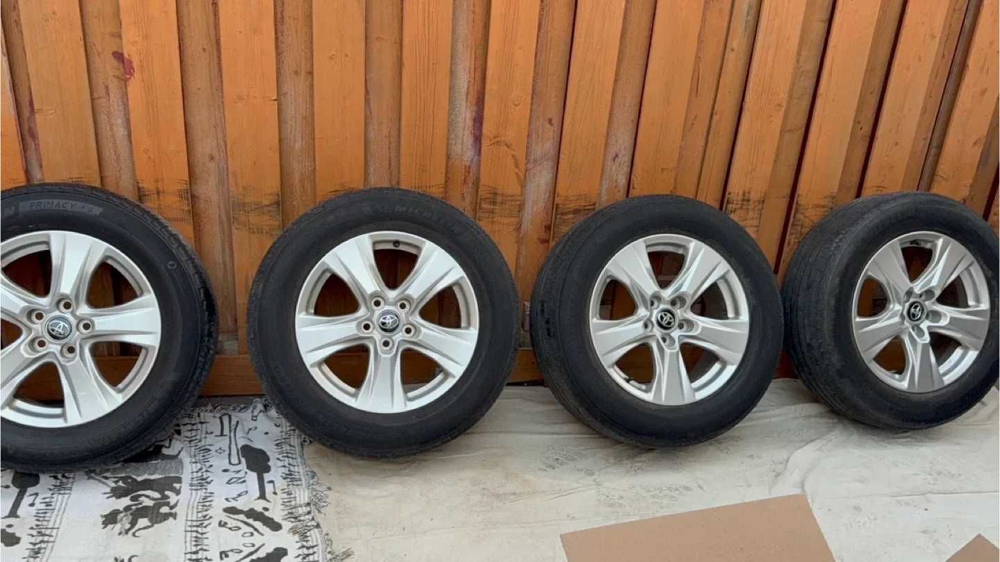 225/65R17 Toyota rav4 rims with tires image indicator(3)