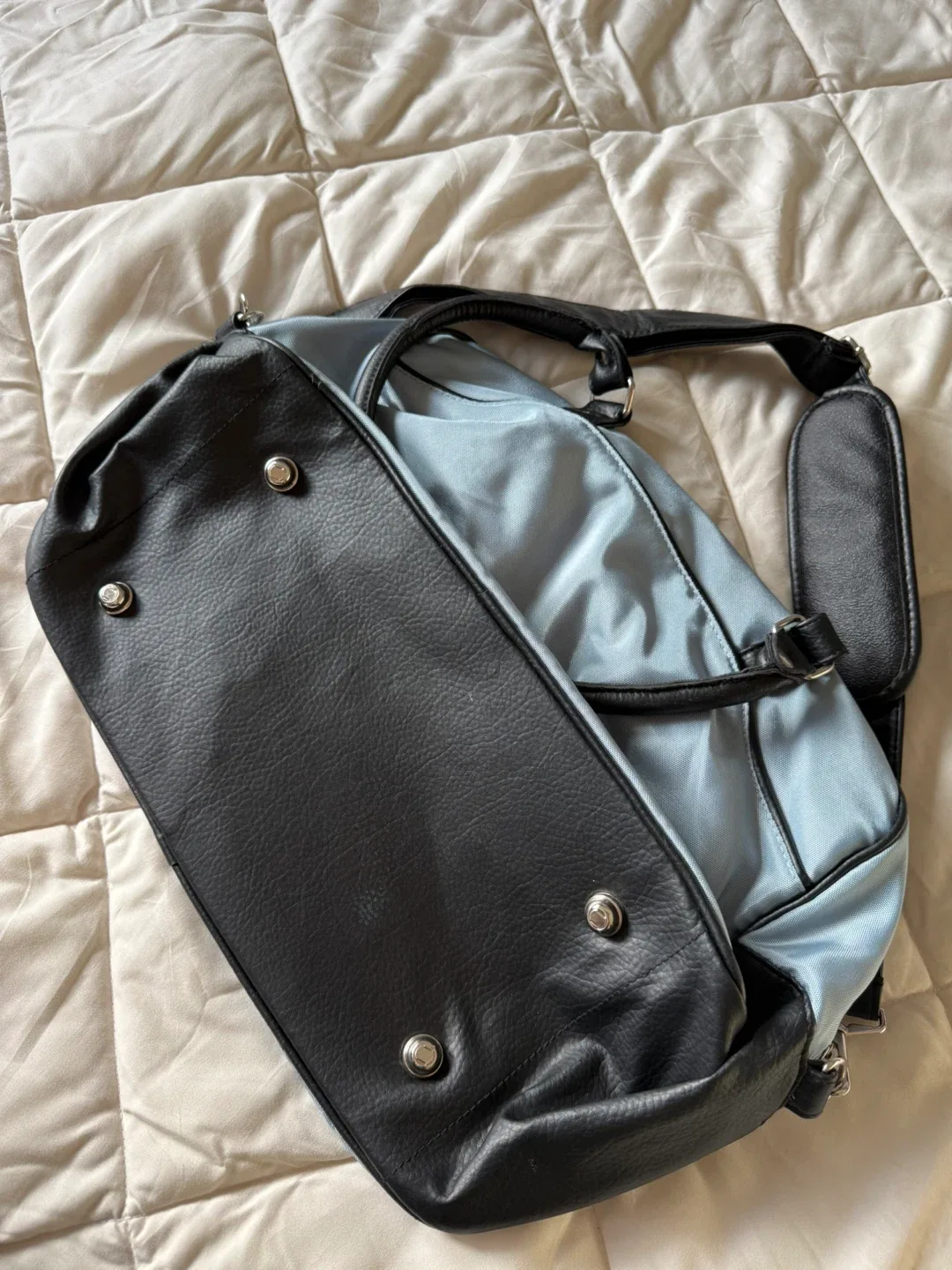 Foxy Jeans Light Grey Quilted Travel Bag image indicator(4)