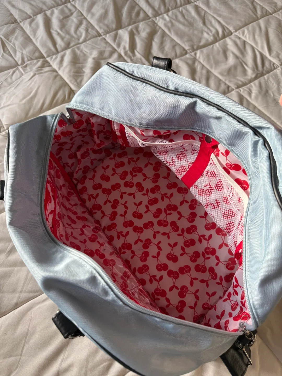 Foxy Jeans Light Grey Quilted Travel Bag image indicator(3)