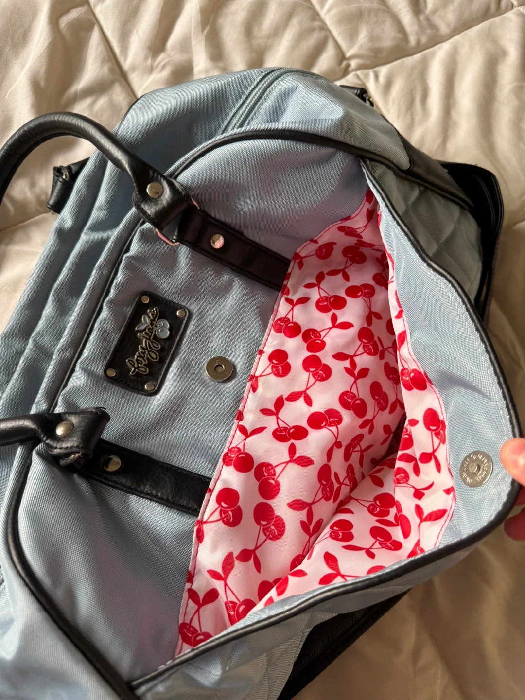 Foxy Jeans Light Grey Quilted Travel Bag image indicator(2)