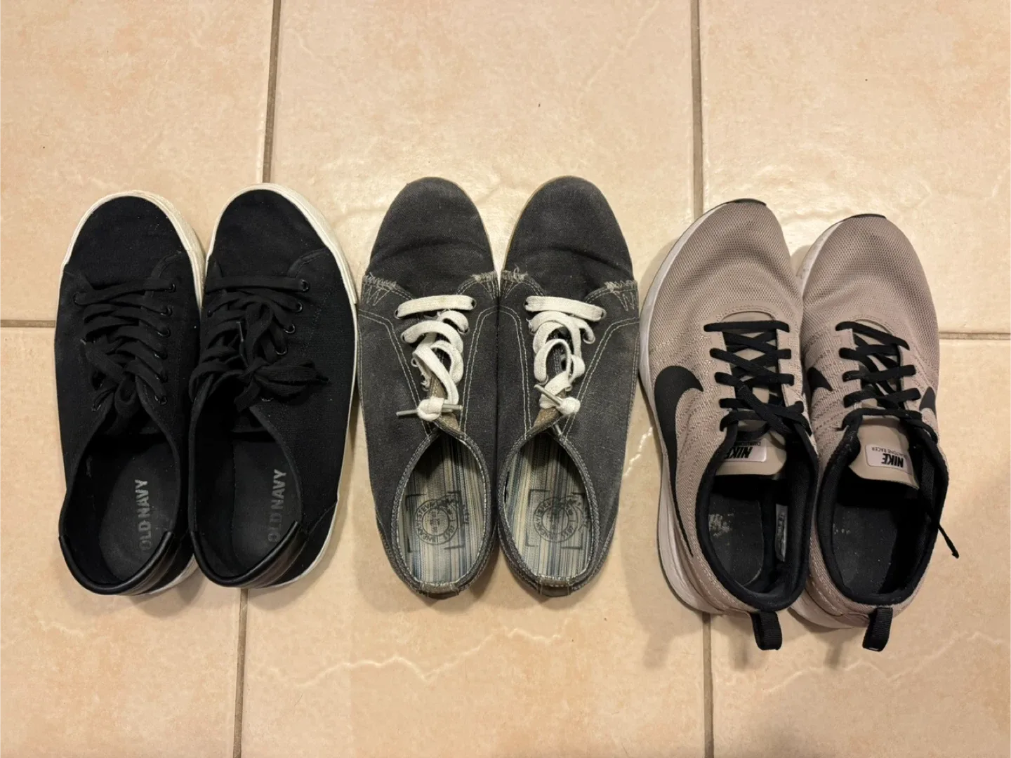 FREE Men’s Shoes - Size 9 image indicator(2)