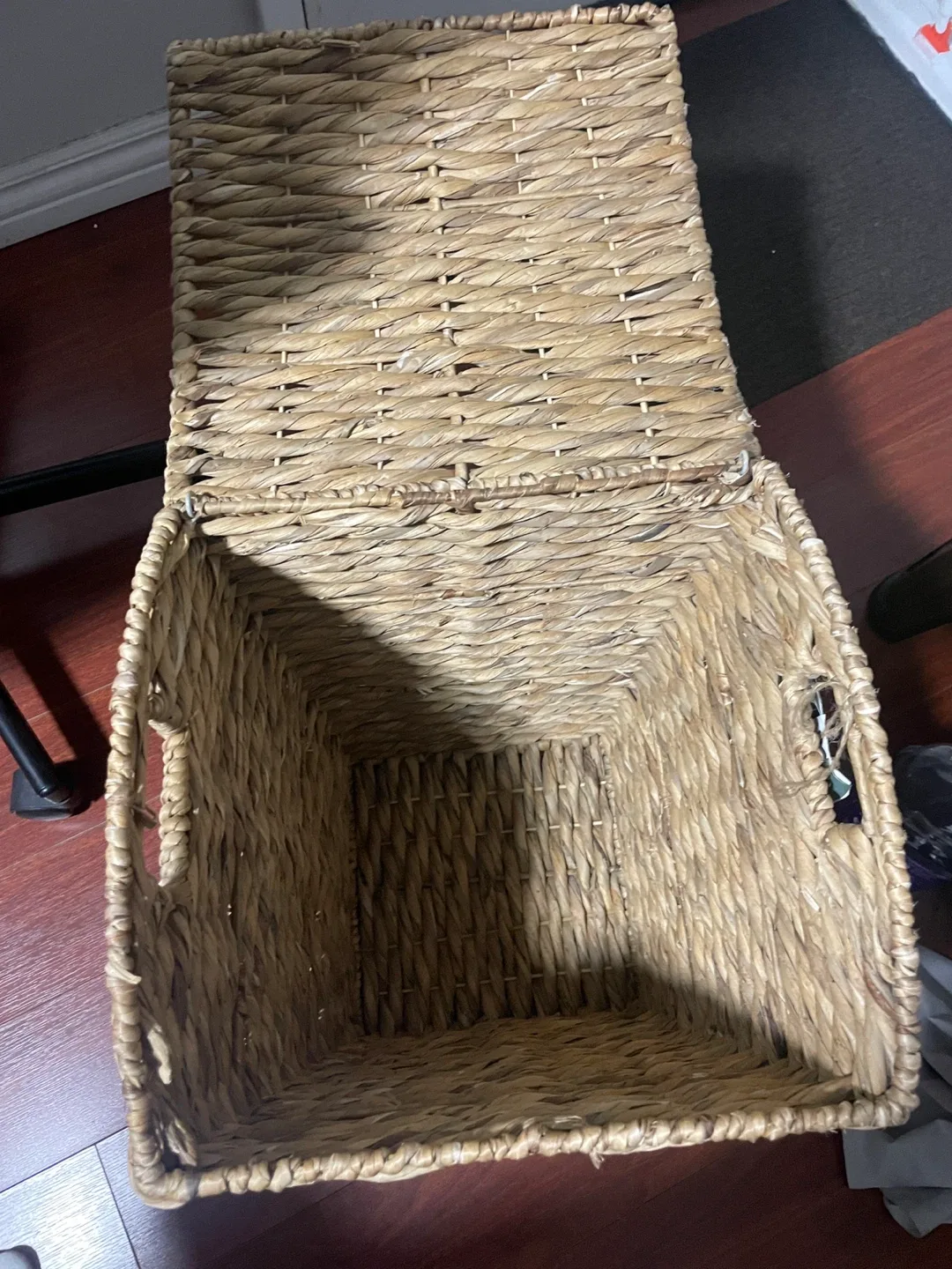 Wicker Basket with Lid image indicator(2)