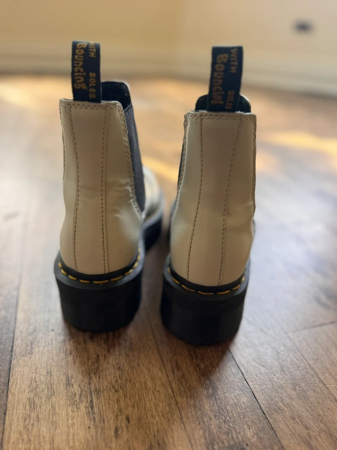 Dr. Martens 2976 Quad White Chelsea Boots - US 5 image indicator(6)