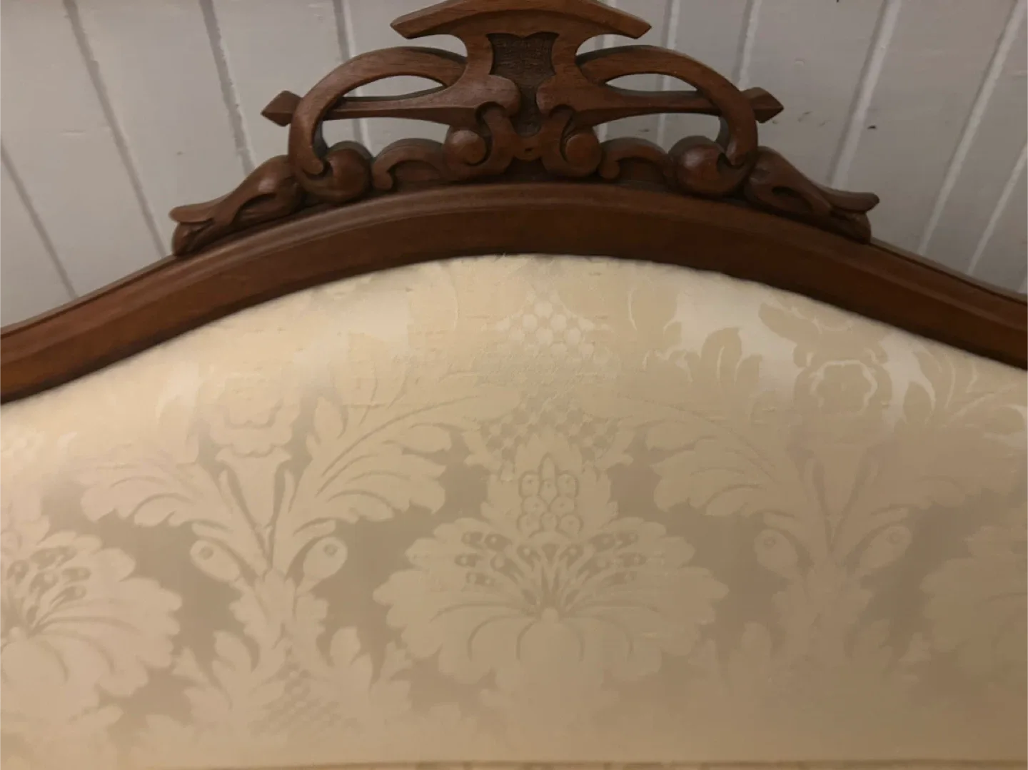 Antique Style Cream Sofa image indicator(2)