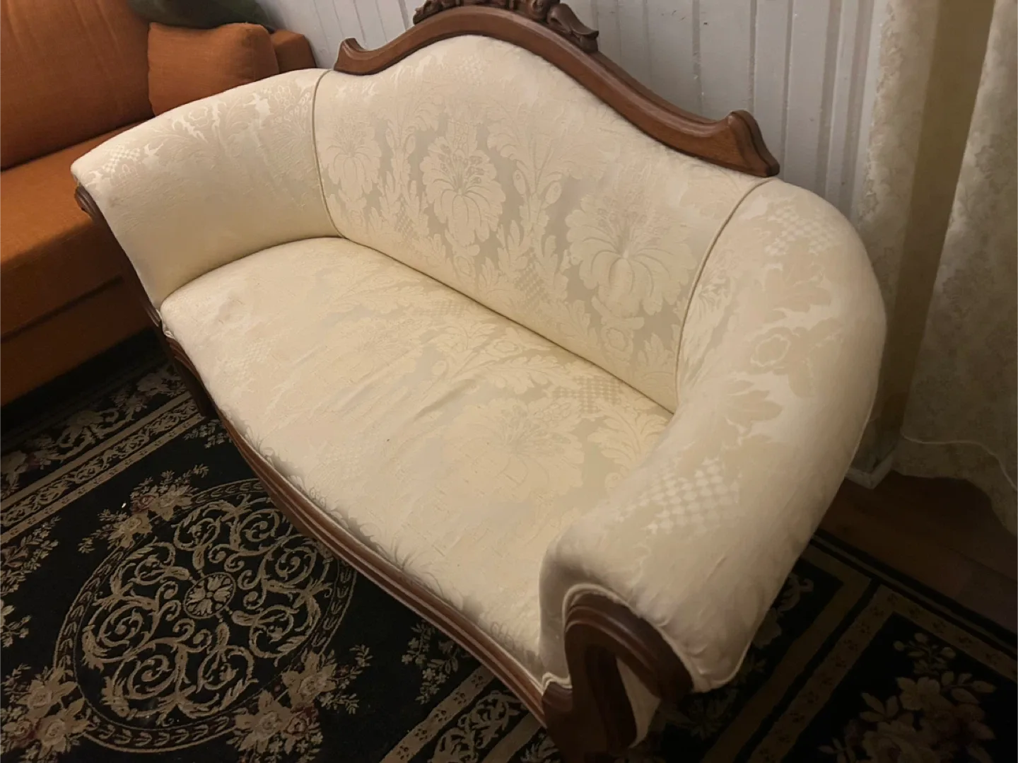 Antique Style Cream Sofa image indicator(3)