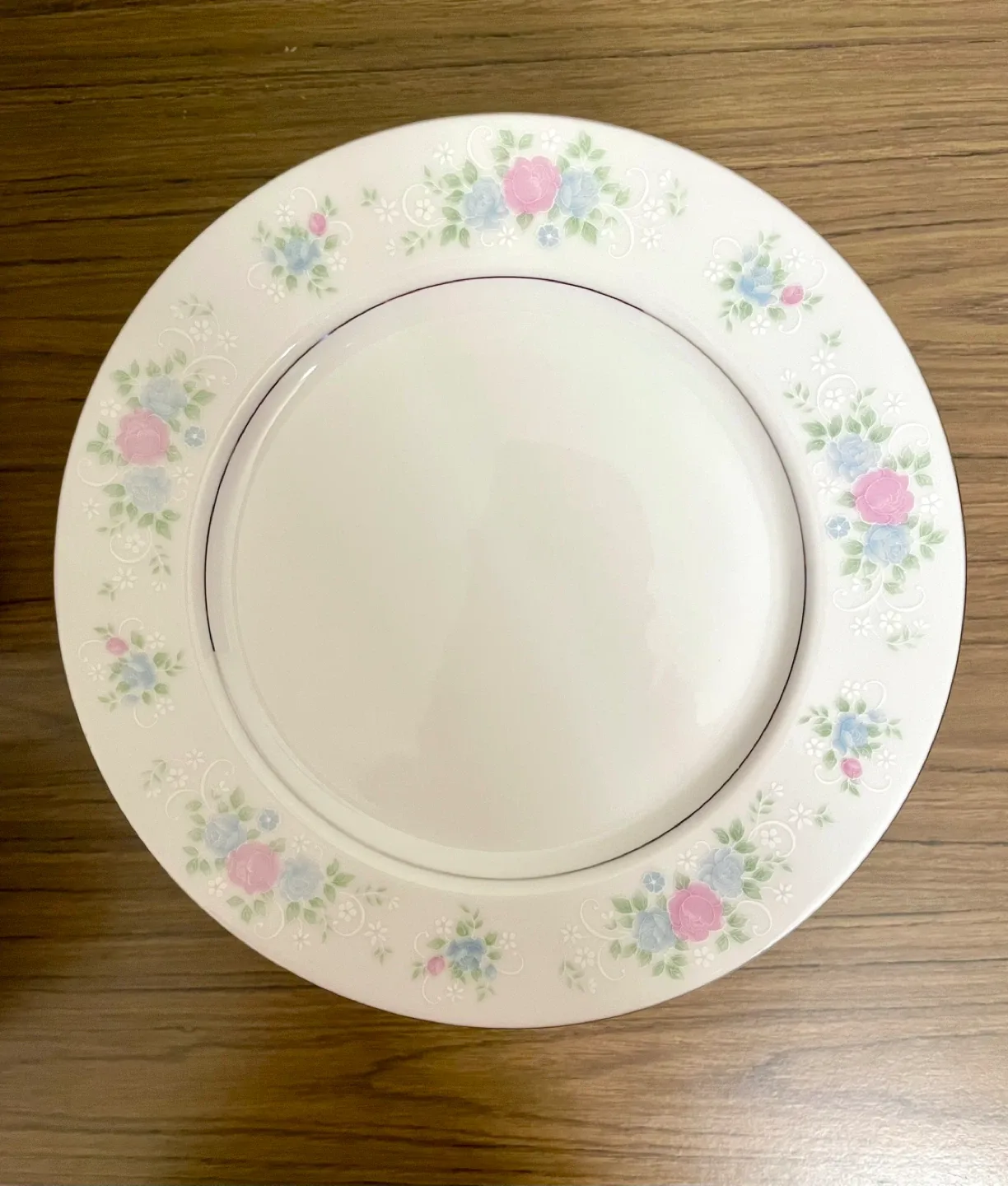 Prestige Porcelain Dinnerware Set image indicator(3)