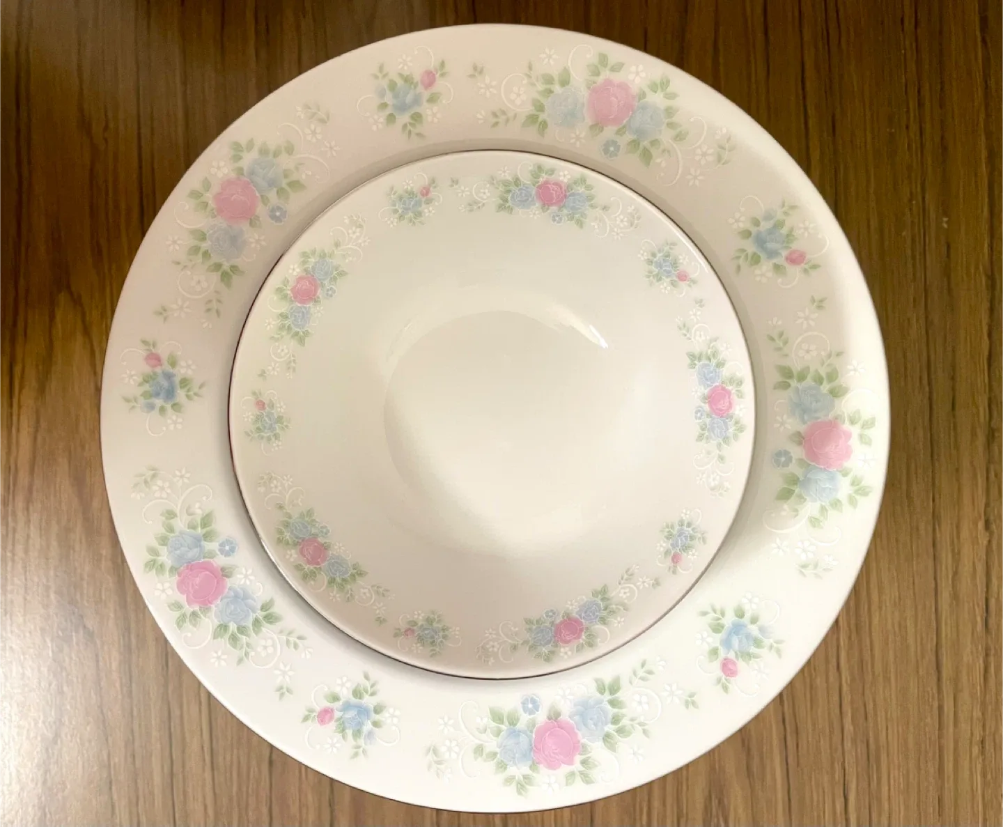 Prestige Porcelain Dinnerware Set image indicator(2)