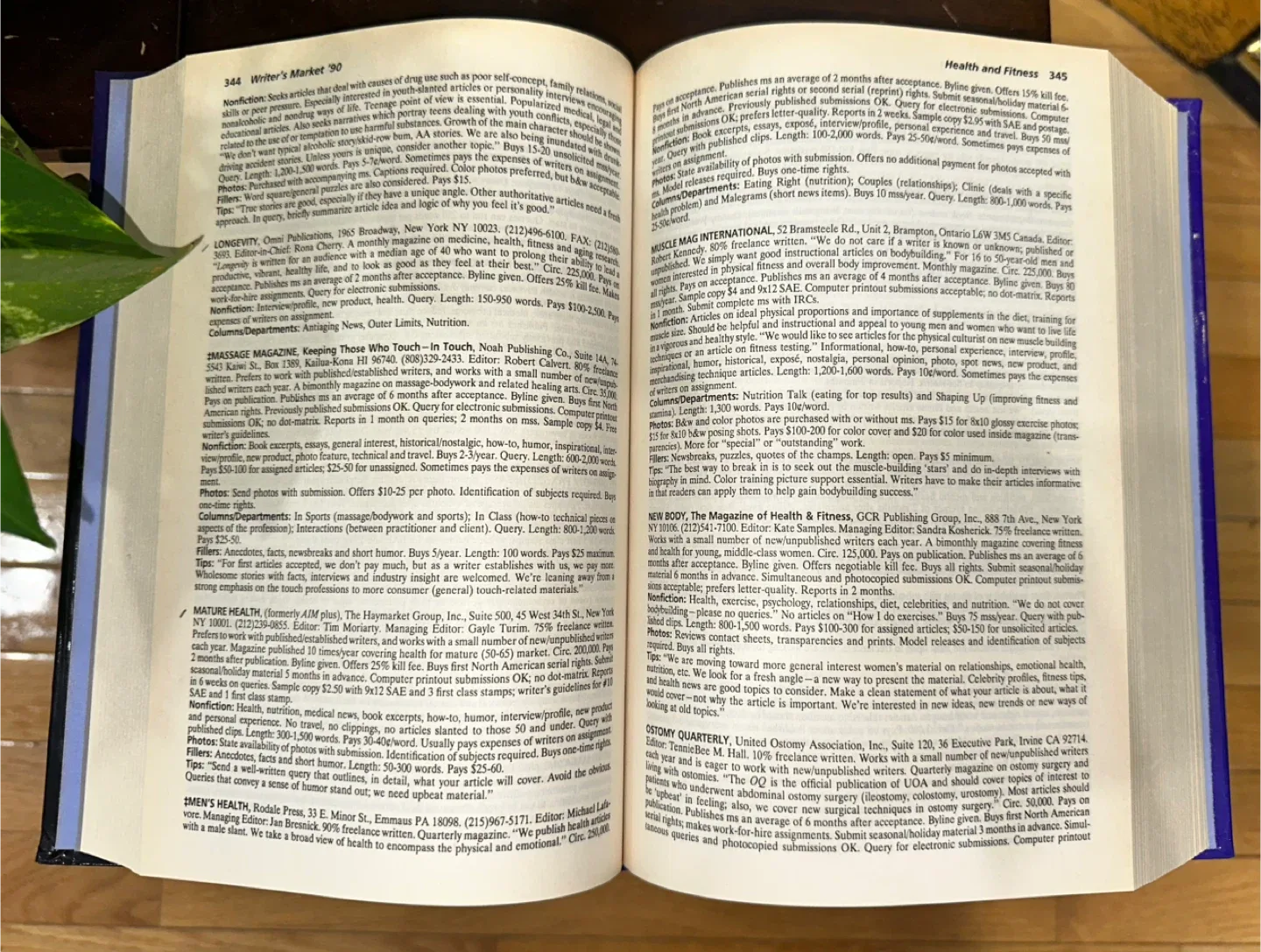 1990 Writer's Market - Writing Resource Book 🧡 image indicator(2)