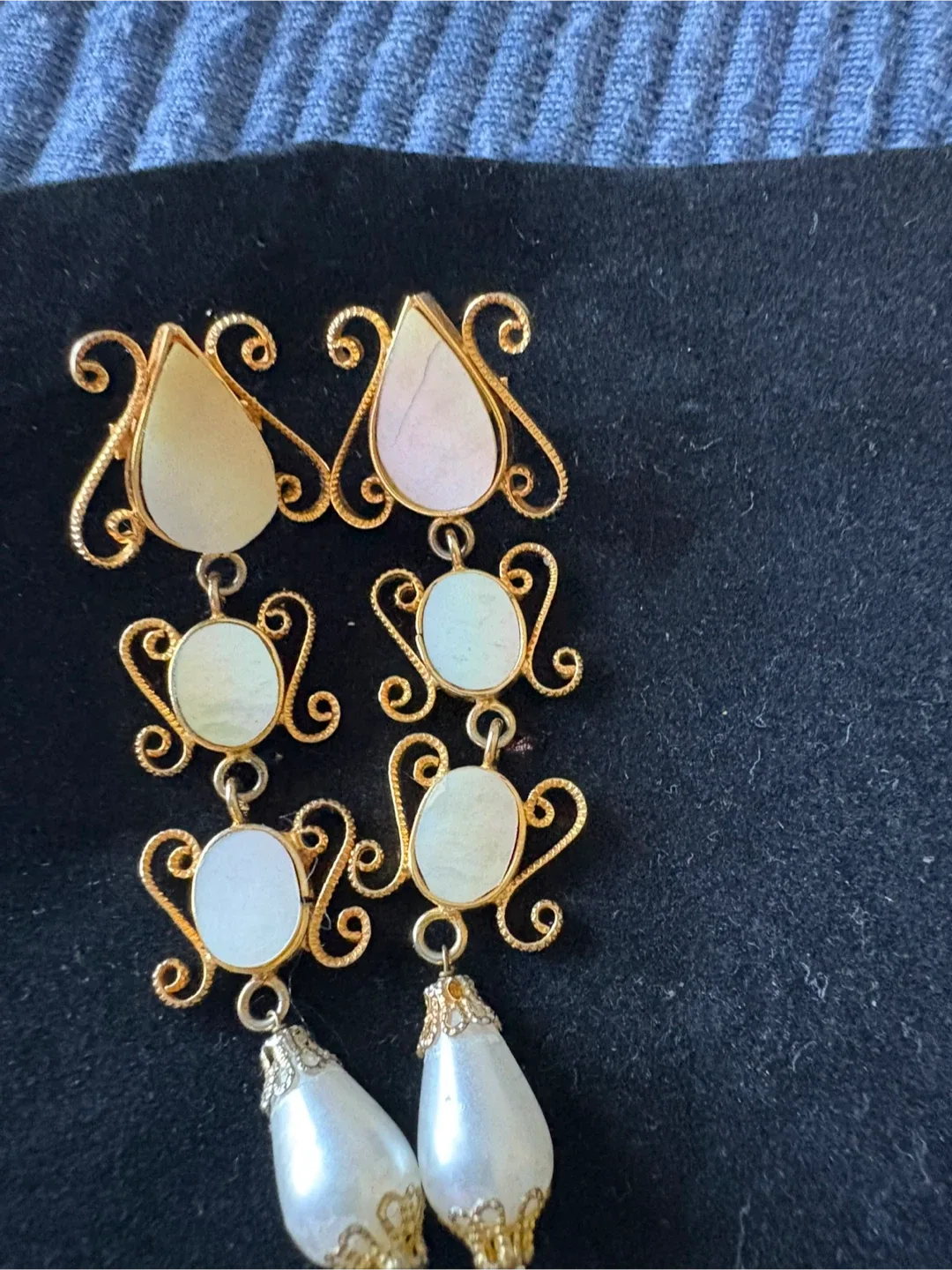 Vintage Faux Pearl & Gold Tone Earrings image indicator(2)