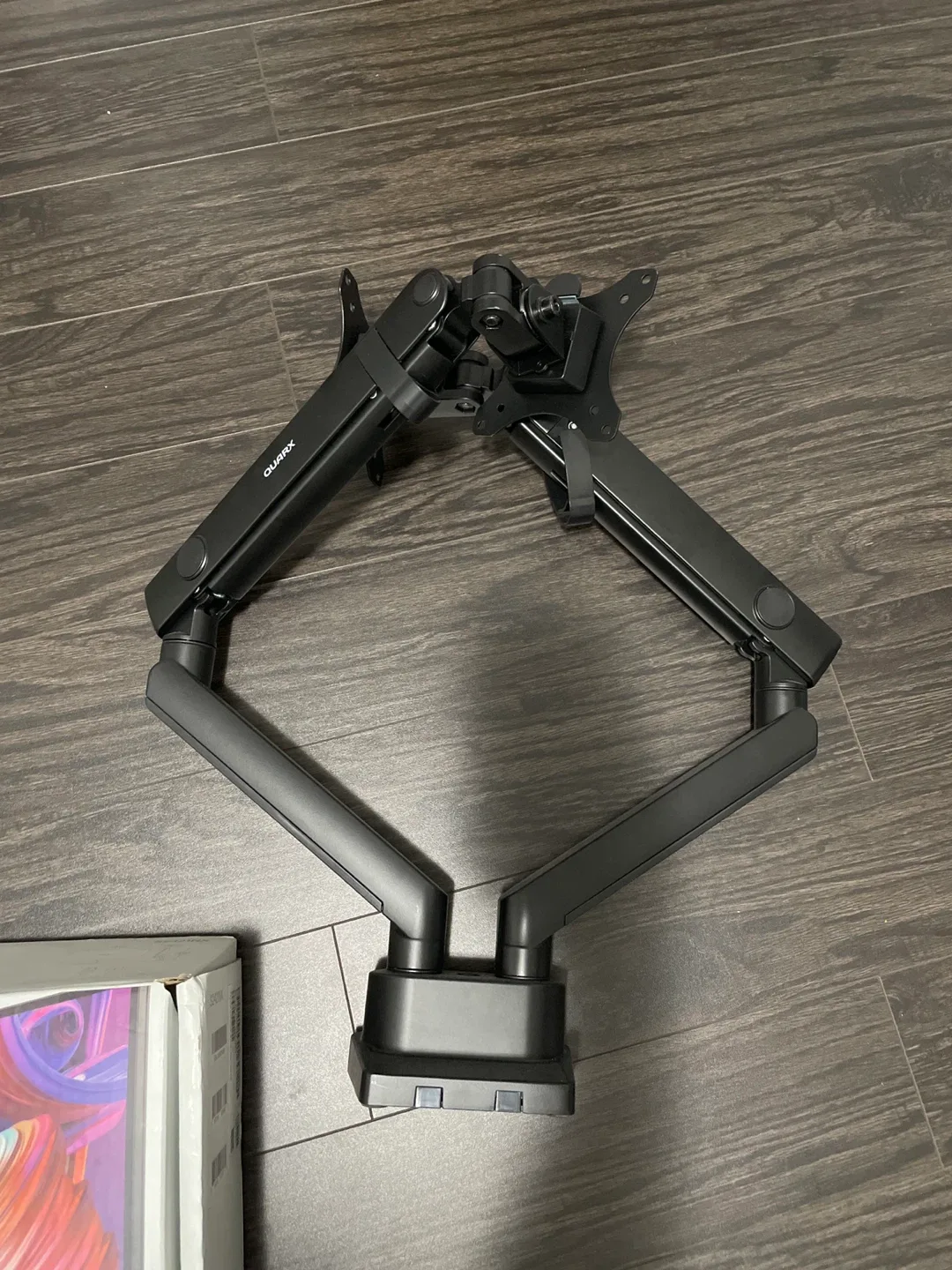 Dell 24 inch Monitor, Dell Universal Dock & Dual Monitor Arm image indicator(2)