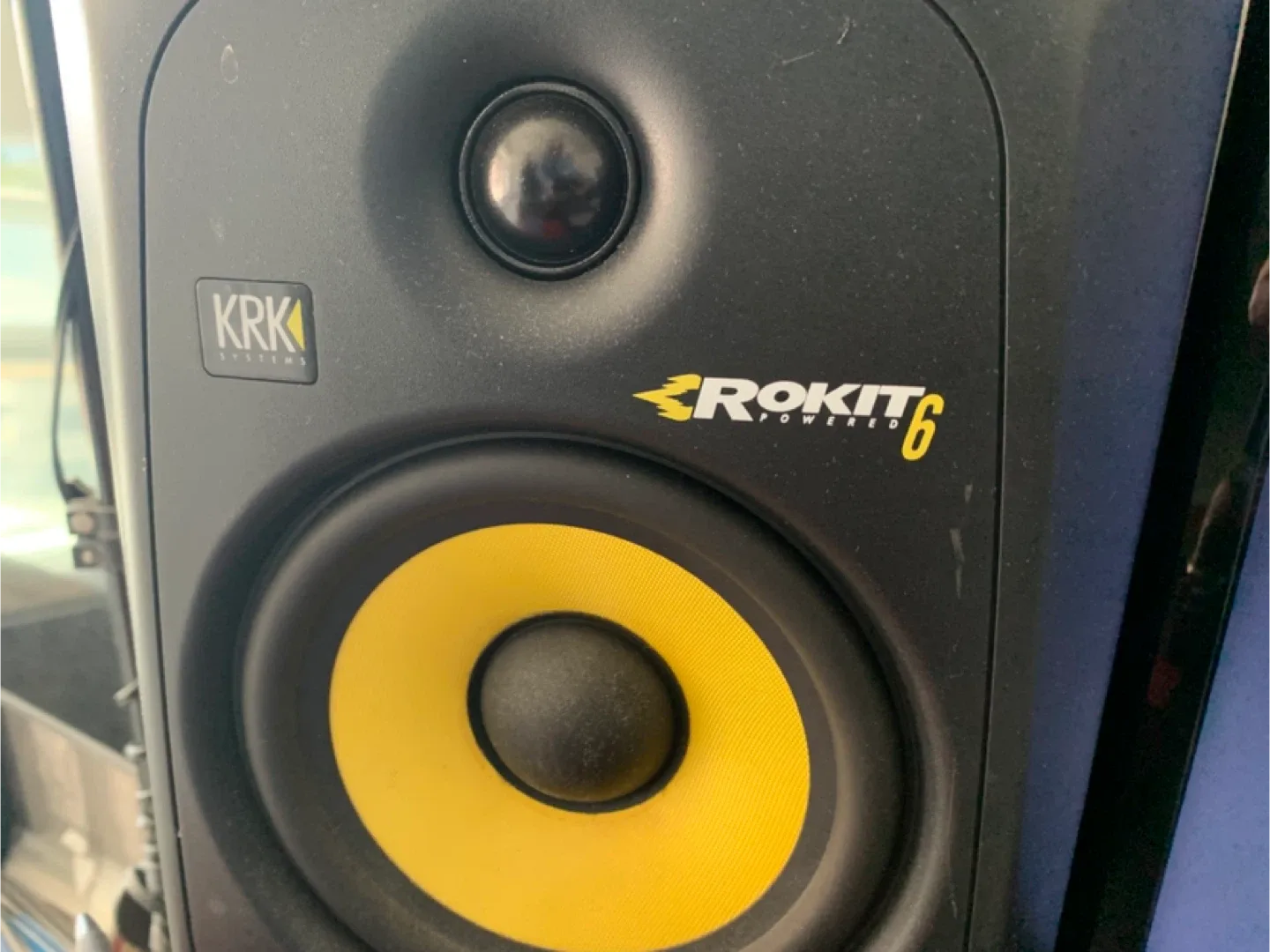 KRK Rokit 6 Powered Studio Monitor image indicator(2)