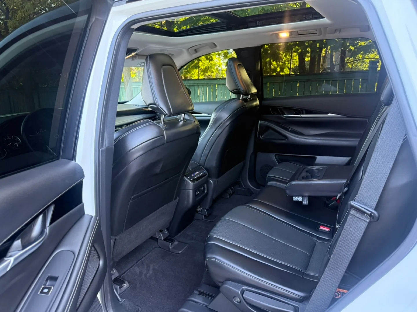 Infiniti QX60 SUV - White image indicator(4)