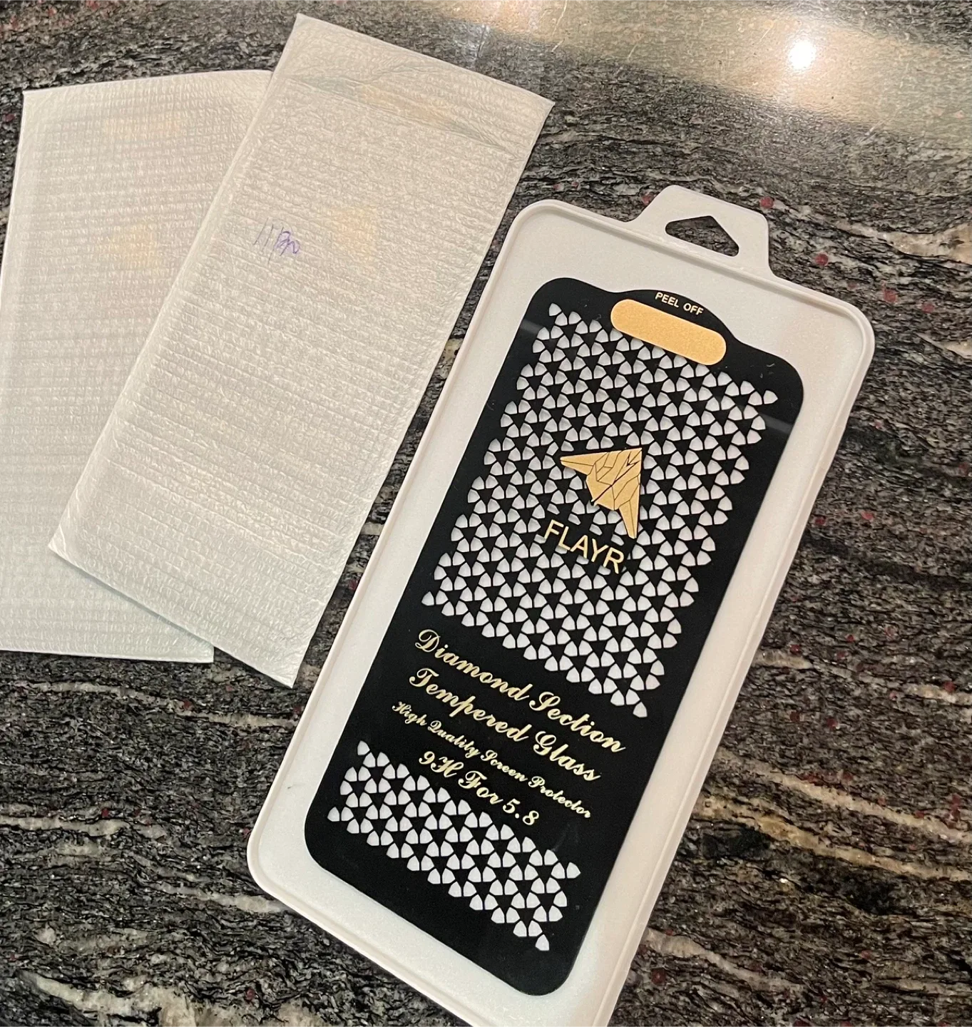 FLAYR iPhone Screen Protector Diamond Section image indicator(2)