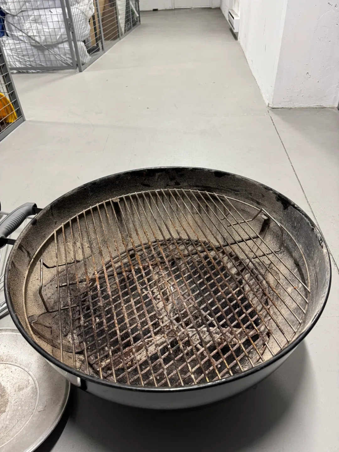 Weber Original 22-In Charcoal Kettle BBQ Grill image indicator(3)