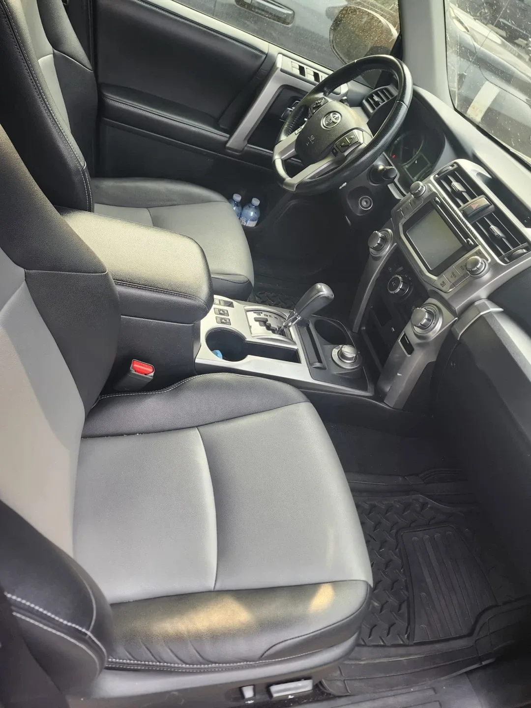 Toyota 4Runner SUV - Black image indicator(5)