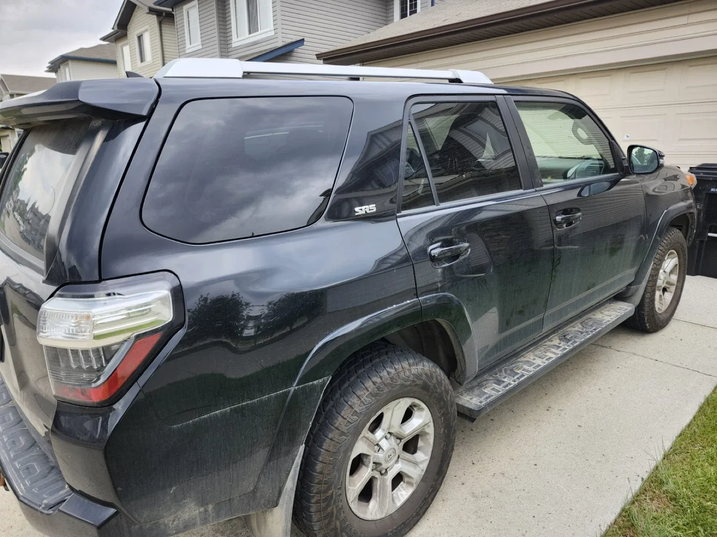 Toyota 4Runner SUV - Black image indicator(2)