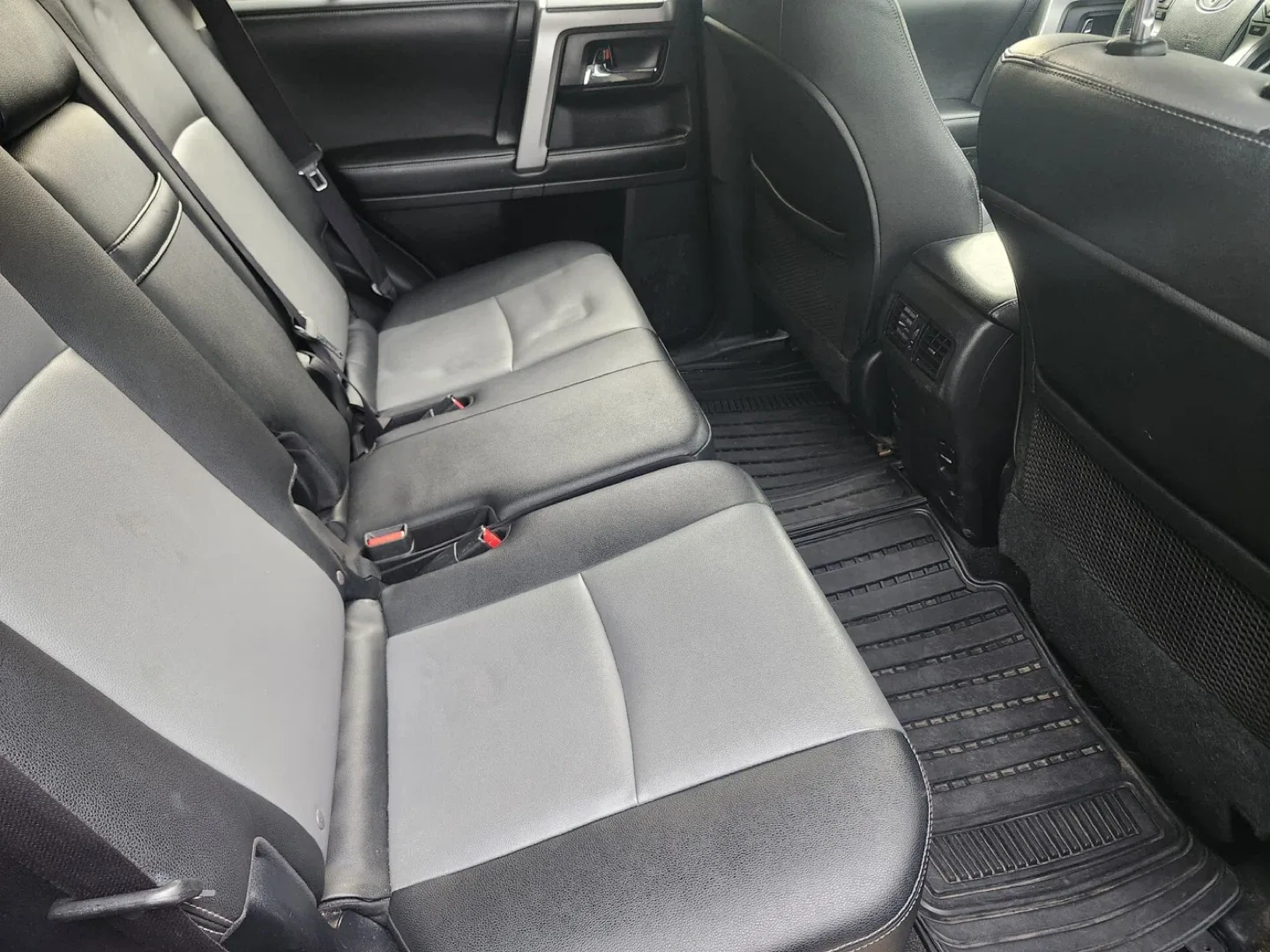 Toyota 4Runner SUV - Black image indicator(10)