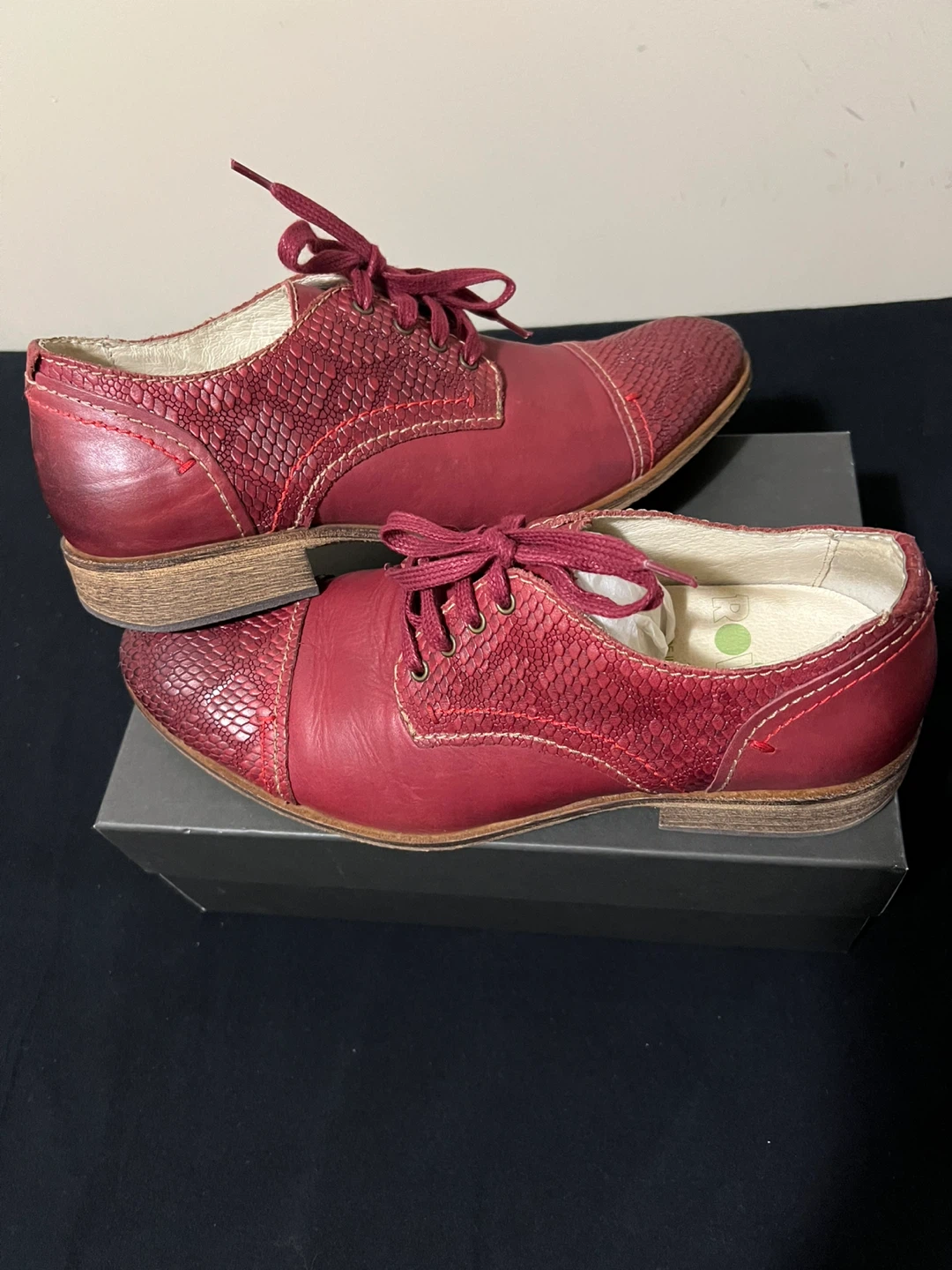 Red Leather Oxfords, Size 9,5 - photo 3