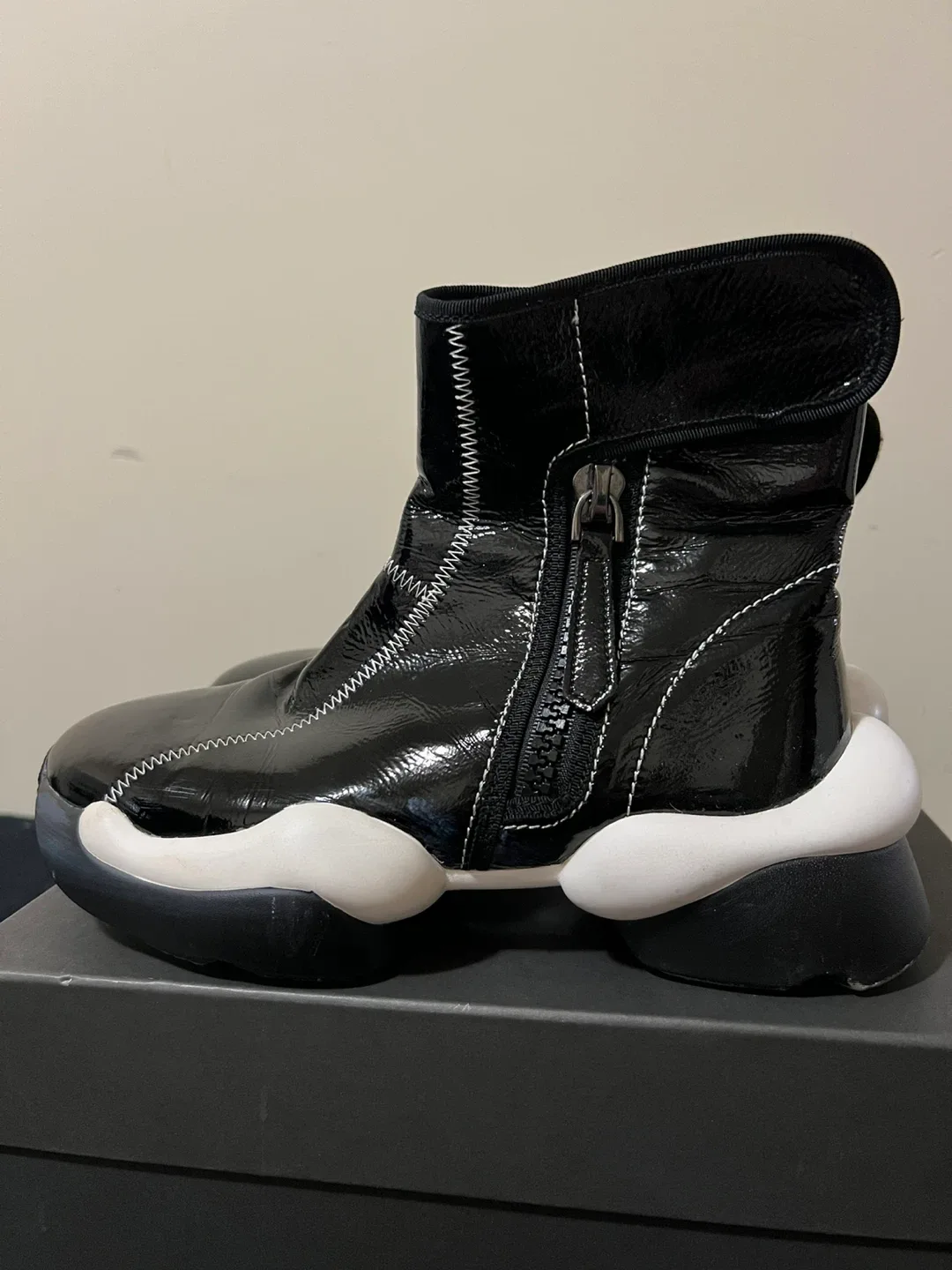 Black Patent faux Leather Ankle Boots size 7,5-8 image indicator(3)