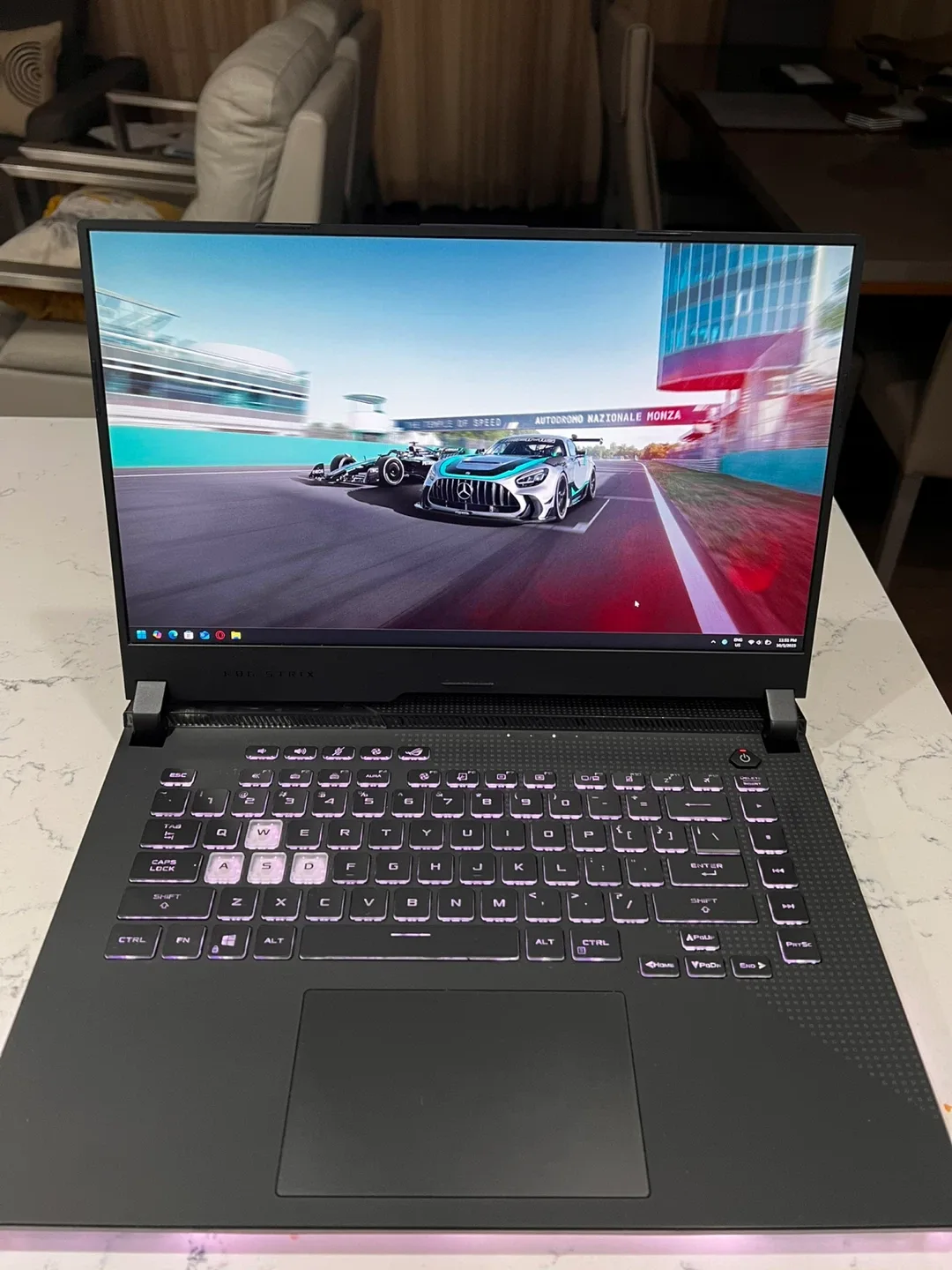 Asus ROG Strix AMD Advantage edition gaming laptop image indicator(2)