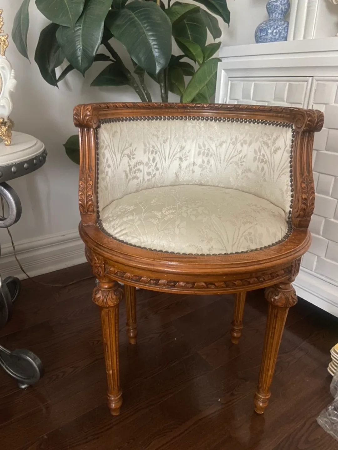 Vintage  Style Vanity Chair - Ornate Wood Frame image indicator(6)