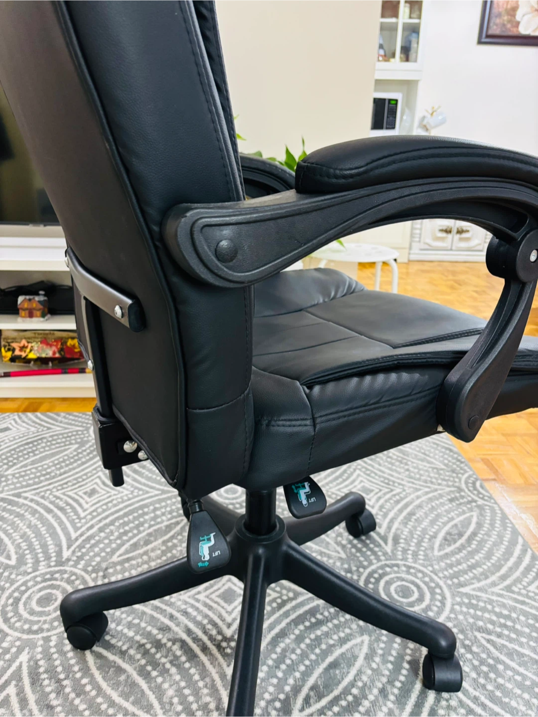 Black Leather Executive Office Chair - photo 2
