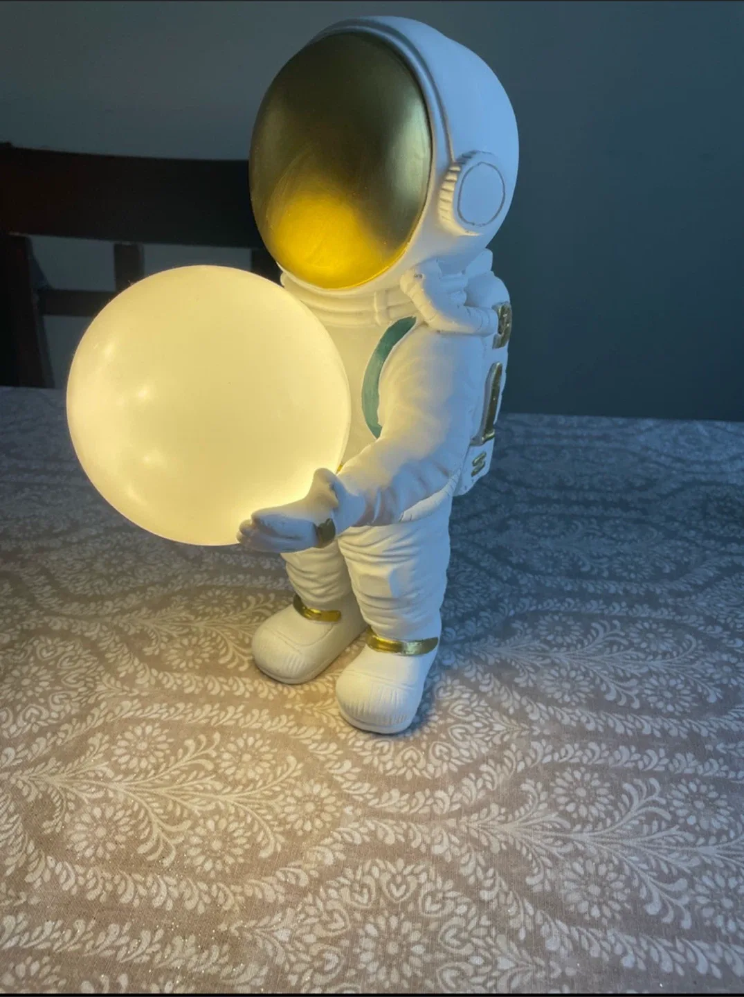 Astronaut Table Lamp image indicator(3)