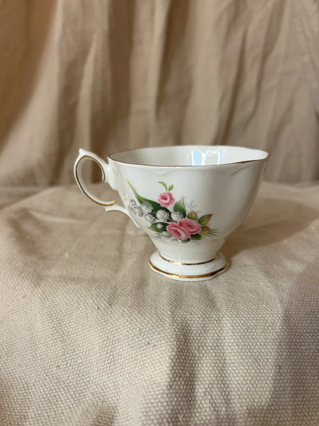 2 Royal Albert Teacup and Saucer Sets image indicator(6)