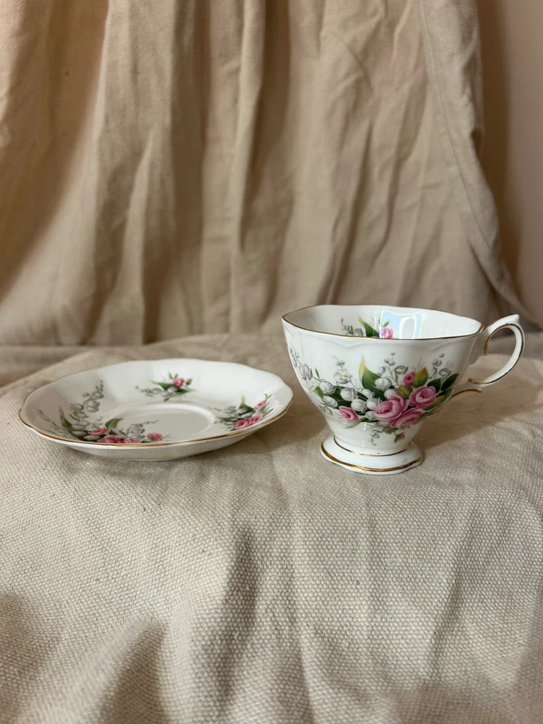 2 Royal Albert Teacup and Saucer Sets image indicator(5)