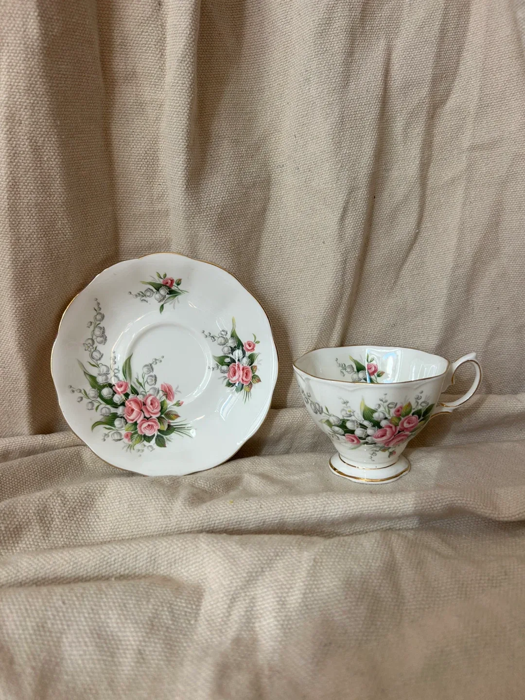 2 Royal Albert Teacup and Saucer Sets image indicator(4)